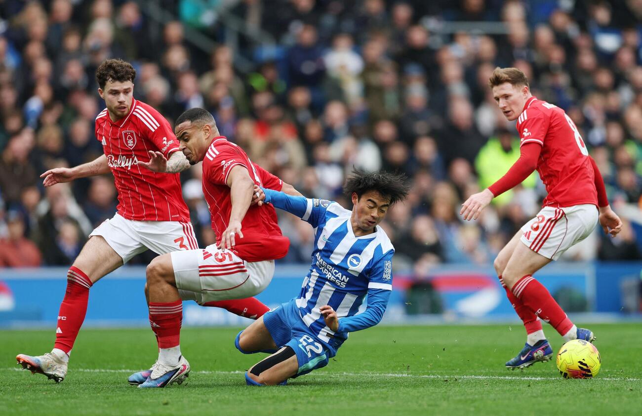 激しいディフェンスに倒されるブライトンの三笘薫（ロイター）