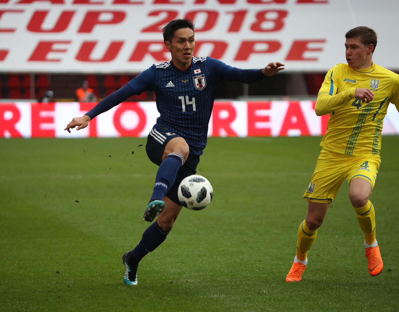 キリンチャレンジ杯　日本対ウクライナ　競り合う久保裕也（2018年3月27日撮影・パオロ　ヌッチ）