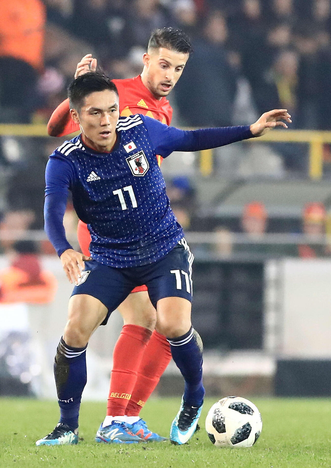 国際親善試合　日本対ベルギー　競り合う久保裕也（2017年11月14日）