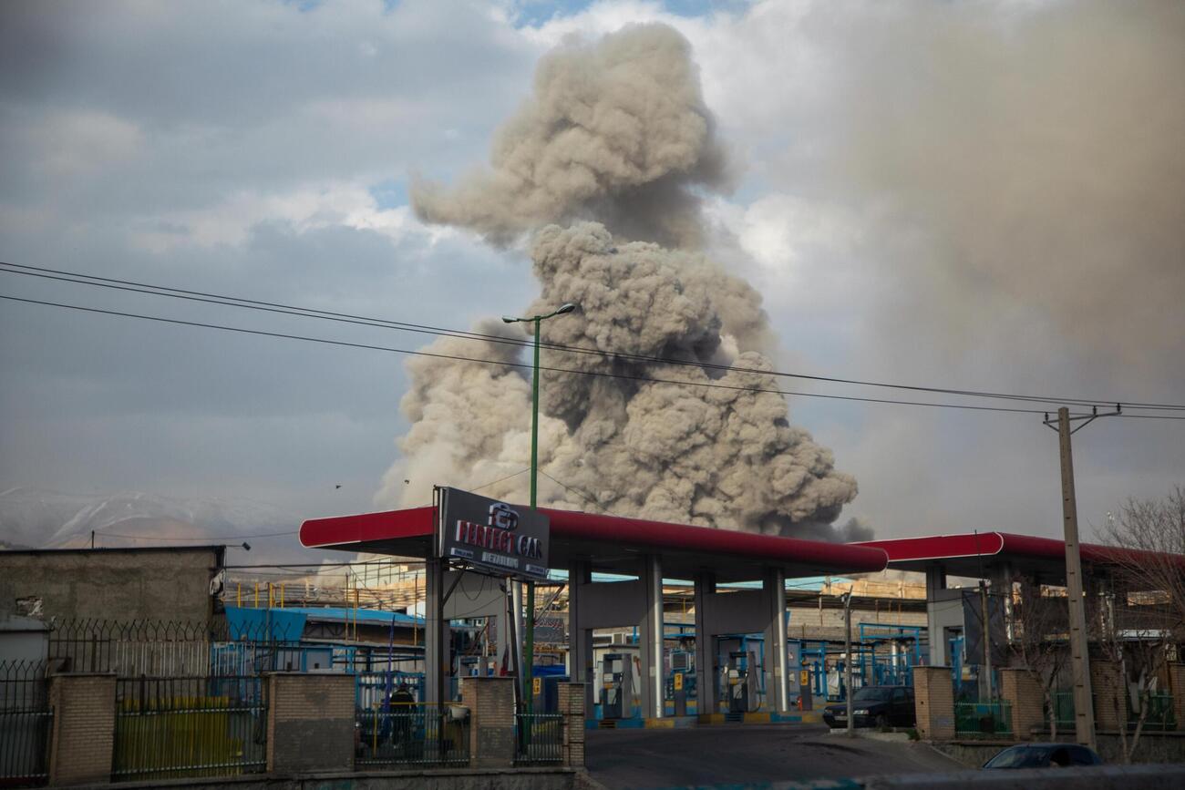 2日、イラン首都テヘランで、爆発後に立ち上る煙（ゲッティ＝共同）