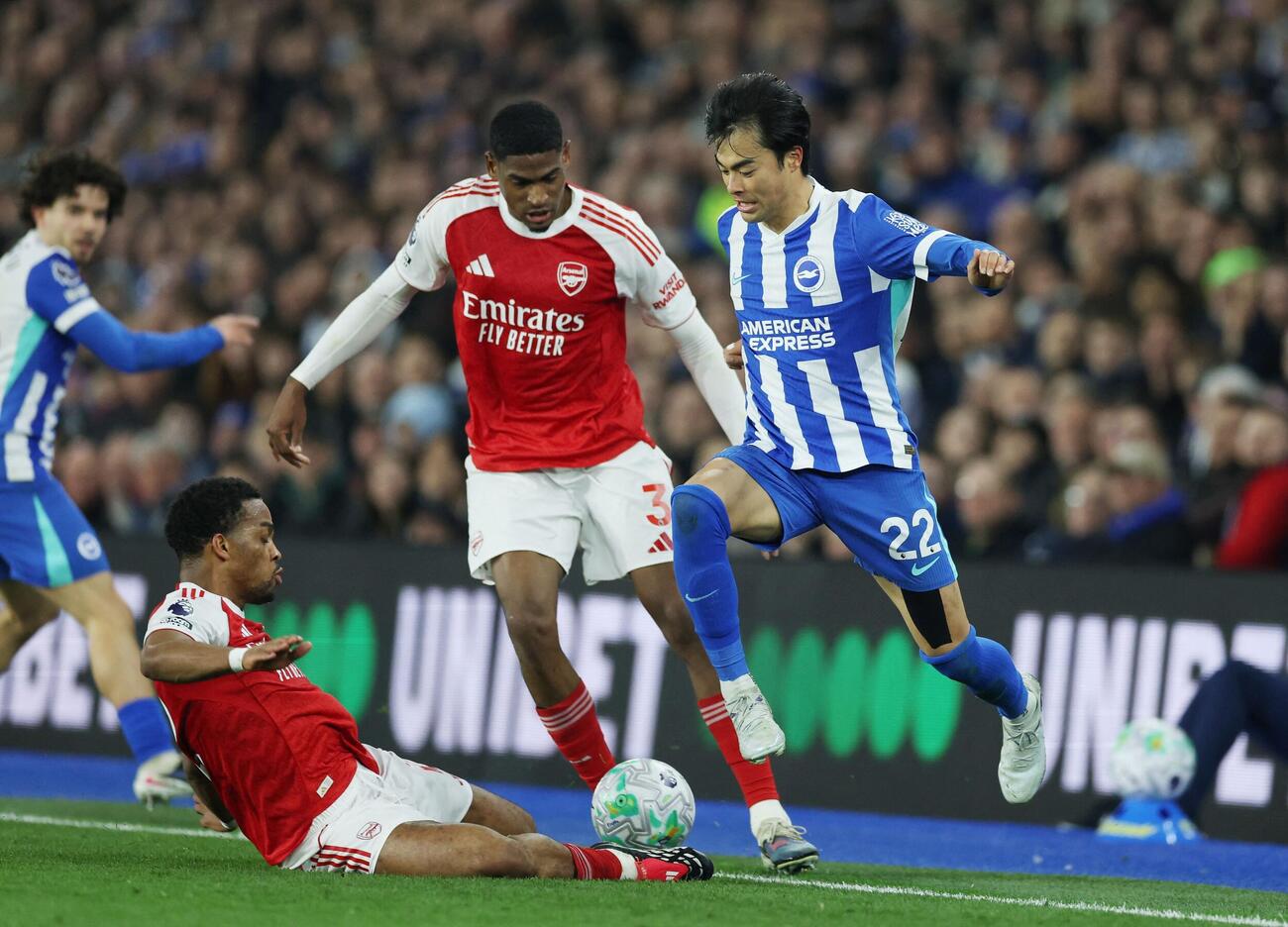 アーセナル戦でドリブルする三笘薫（ロイター）