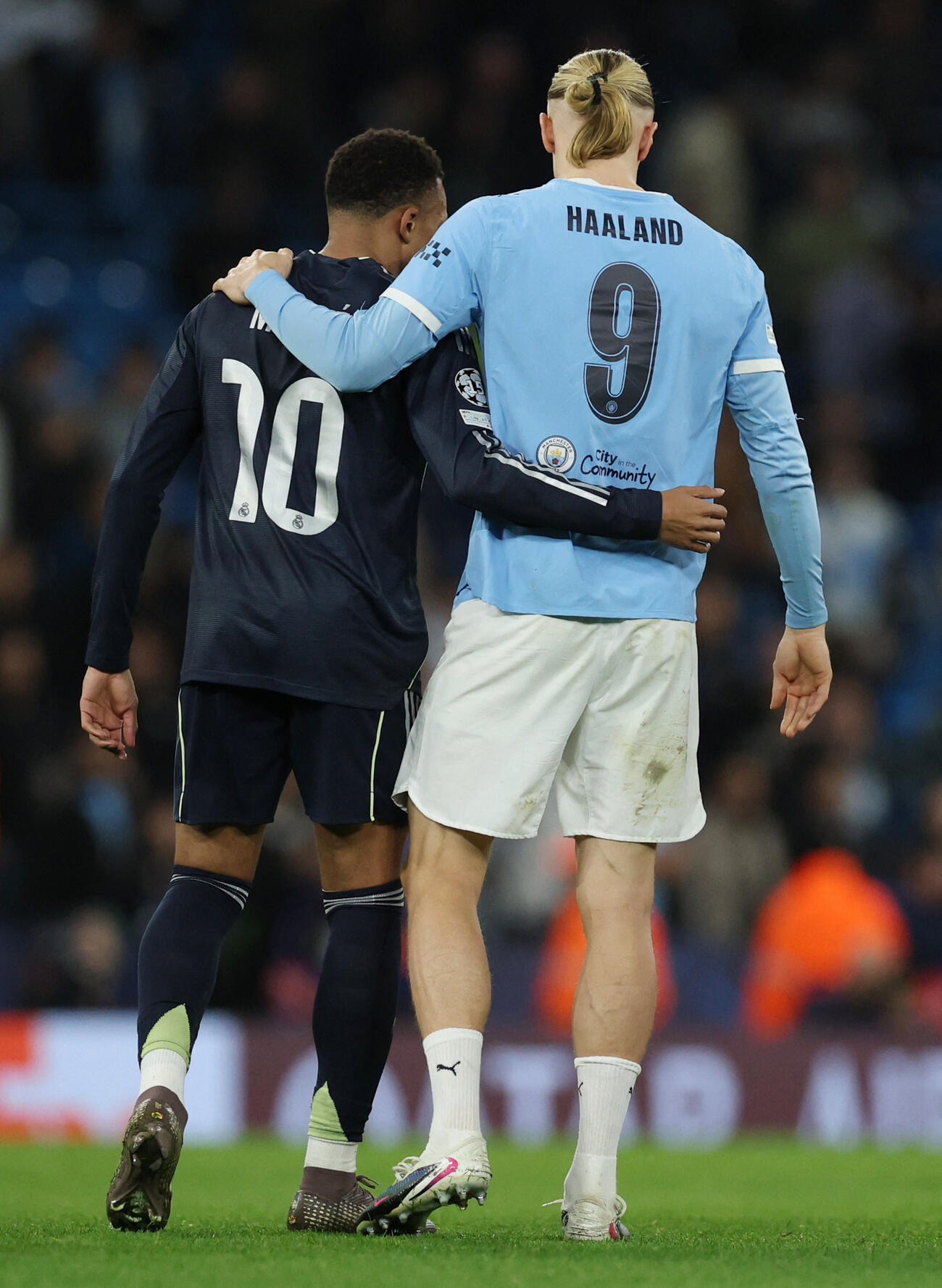 試合後、健闘をたたえ合ったレアル・マドリードのビニシウス（左）とマンチェスター・シティーのハーランド（ロイター）