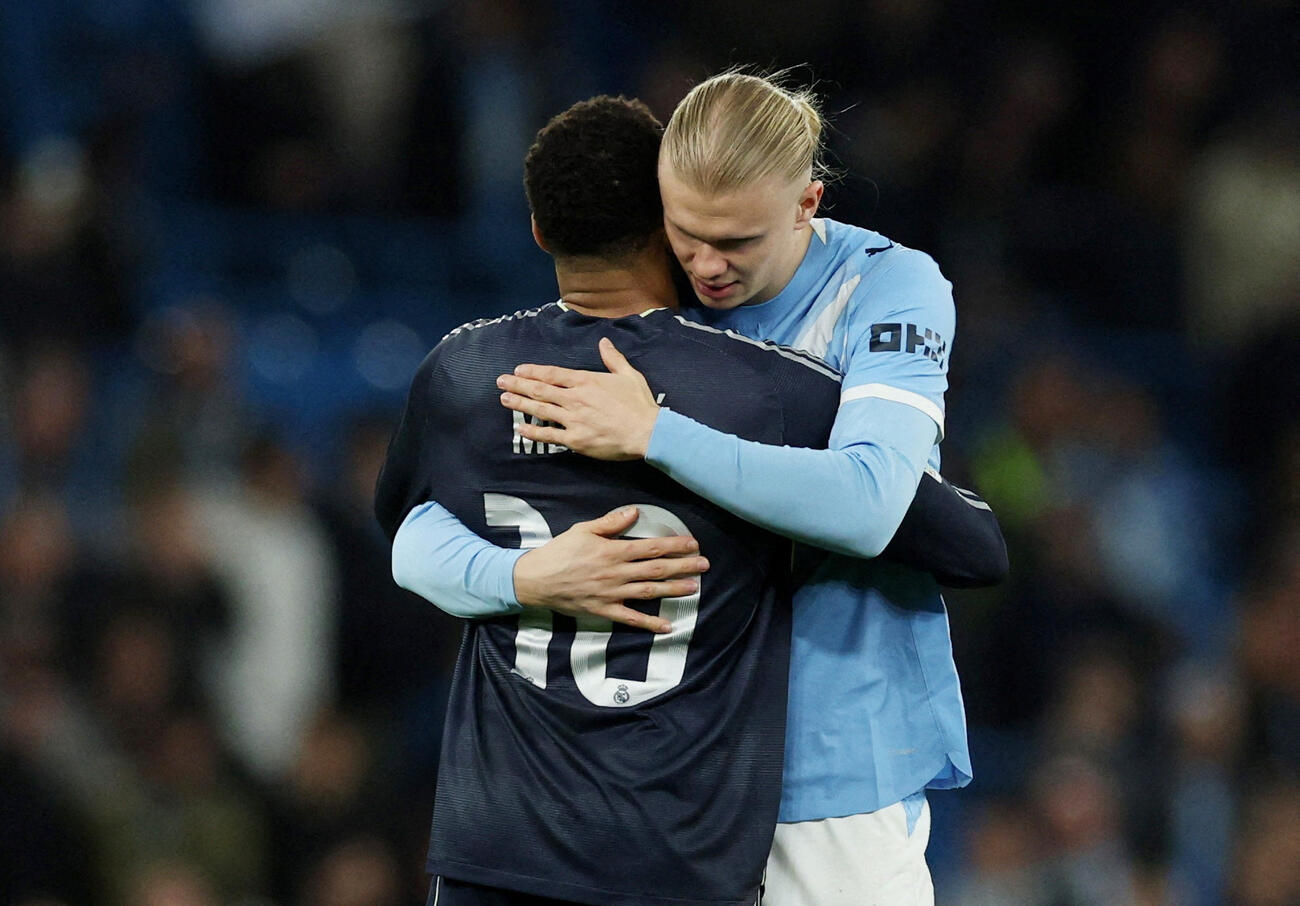 試合後、健闘をたたえ合ったレアル・マドリードのビニシウス（左）とマンチェスター・シティーのハーランド（ロイター）