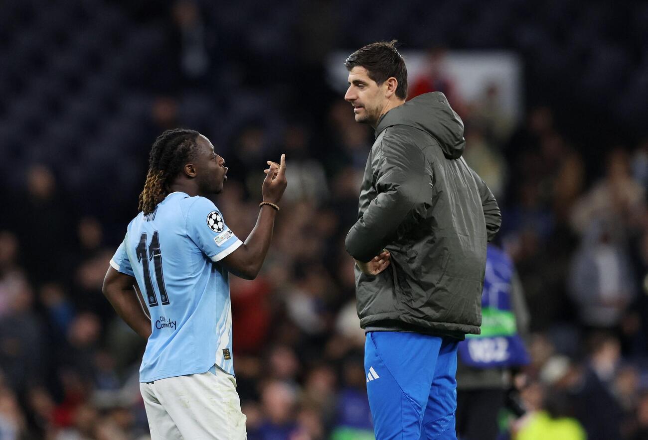 試合後、マンチェスター・シティーのジェレミー・ドク（左）と言葉を交わすレアル・マドリードのティボー・クルトワ（ロイター）