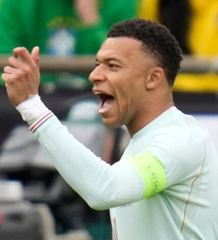 ジェスチャーを見せるフランスのエムバペ（AP）