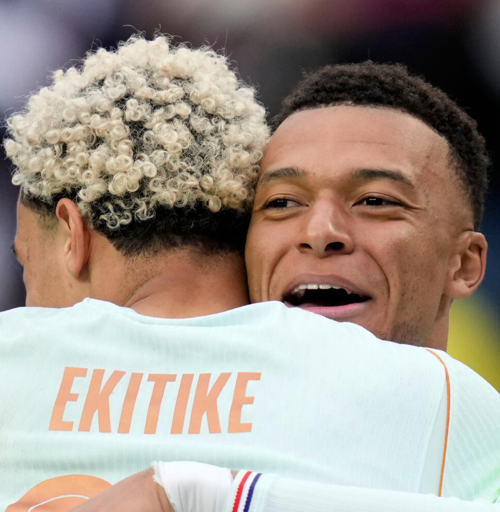 フランスのエムバペと抱き合うエキティケ（AP)
