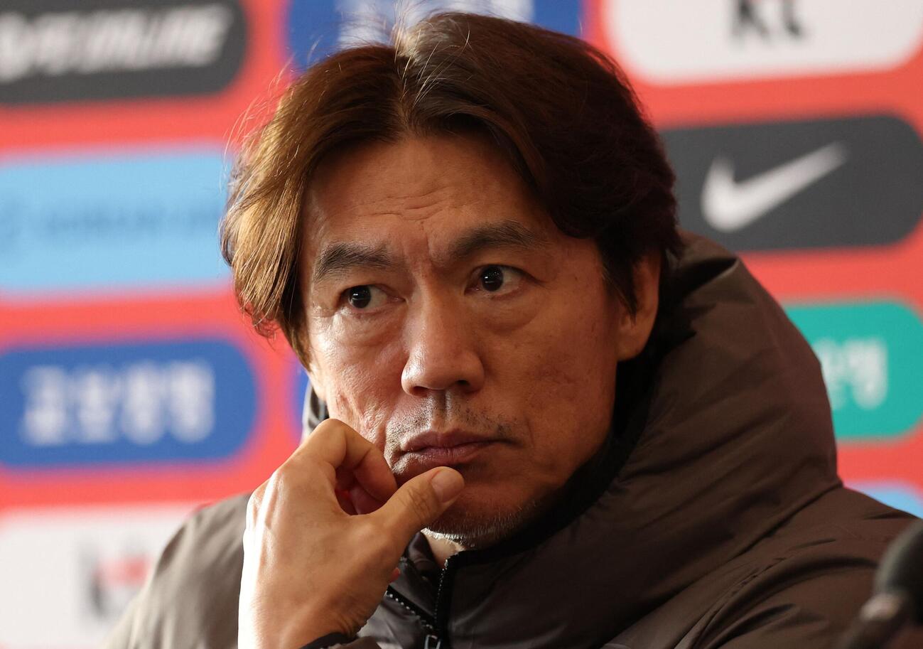 試合後の記者会見で渋い表情の韓国ホン・ミョンボ監督（ロイター）