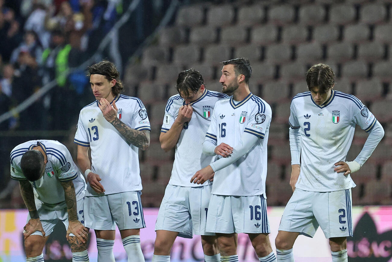 PK戦の末、ボスニア・ヘルツェゴビナに敗れて3大会連続でW杯を逃し、落胆するイタリアの選手たち（AP）