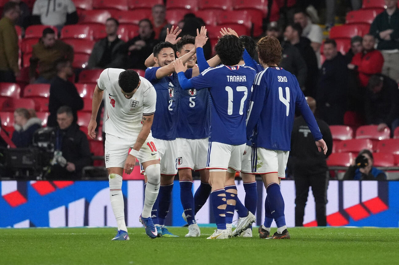 日本対イングランド　イングランド代表に勝利し、喜ぶ日本代表の選手たち（撮影・パオロ　ヌッチ）