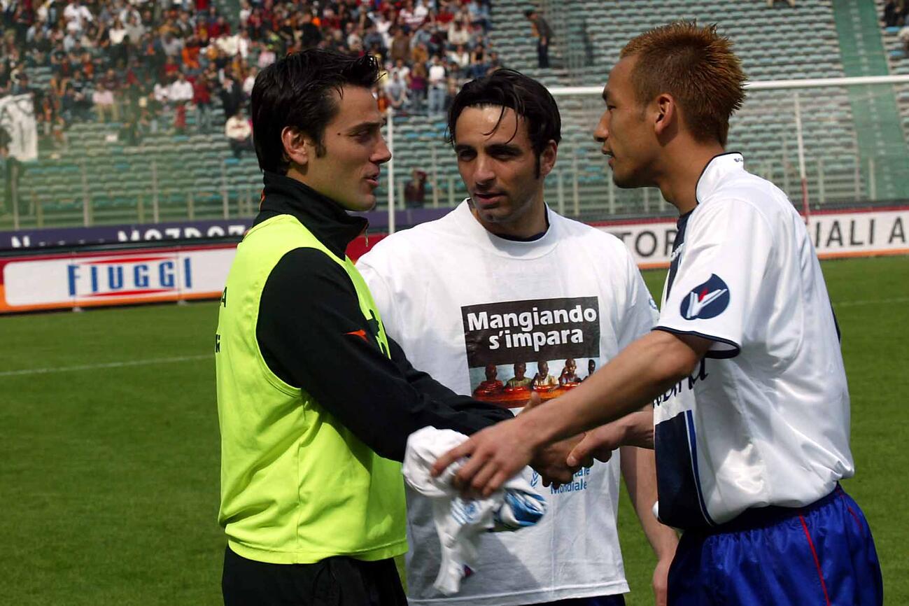 2004年3月、試合前に握手するモンテッラと中田英寿