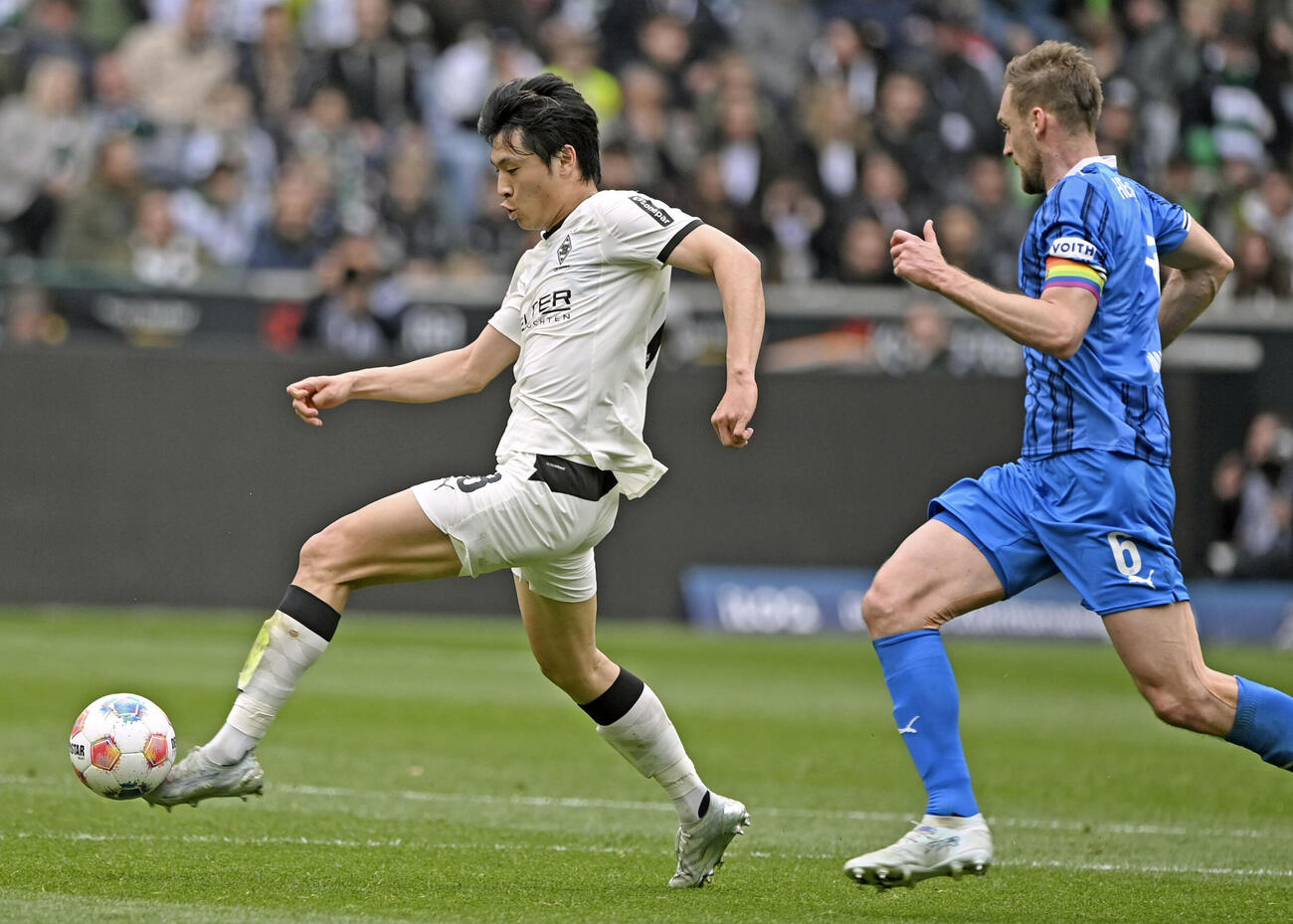 ハイデンハイム戦で競り合うボルシアMGの町野（左）（共同）　