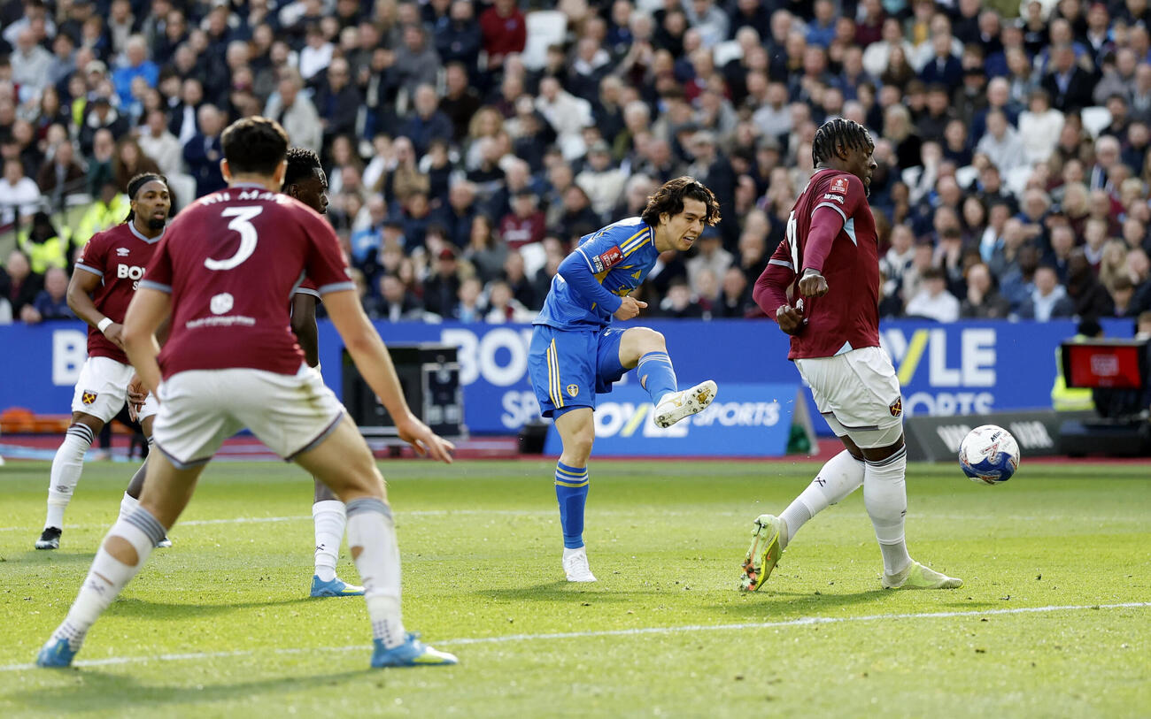 FAカップ準々決勝、先制ゴールを決める田中碧（中央）（ロイター）