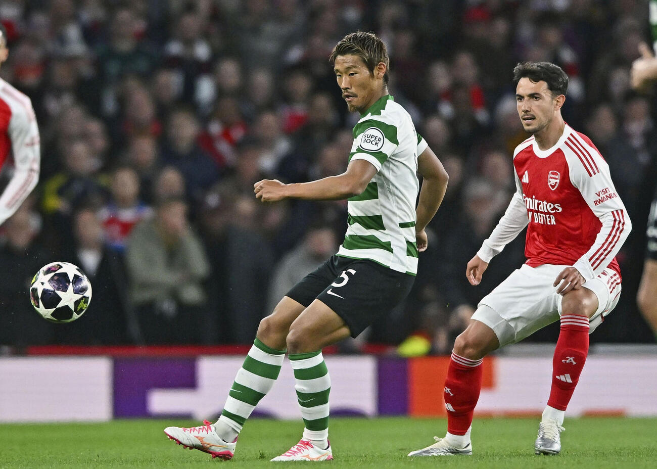 アーセナル戦でプレーするスポルティングの守田（左）（共同）