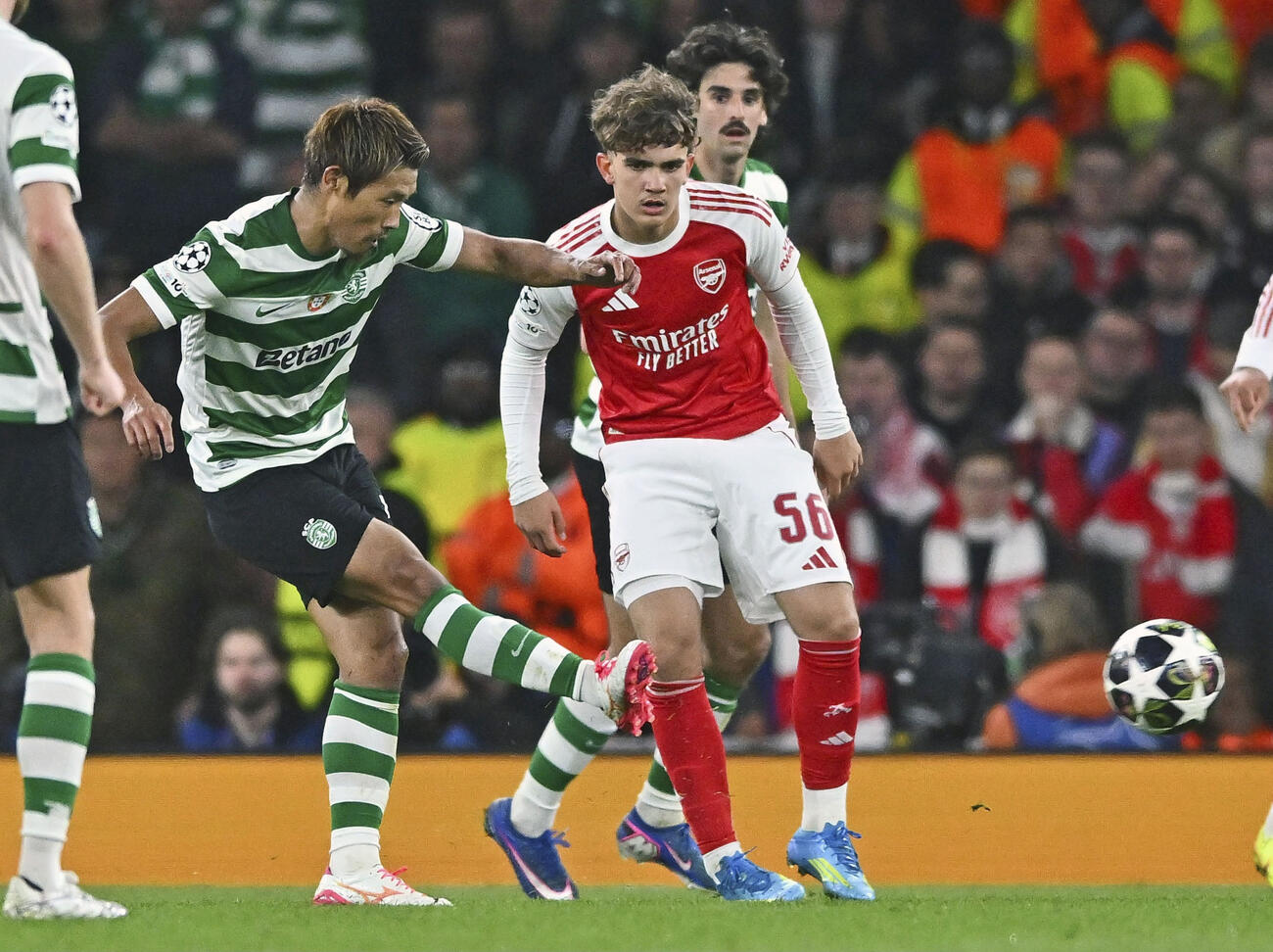 アーセナル戦でプレーするスポルティングの守田（左）（共同）