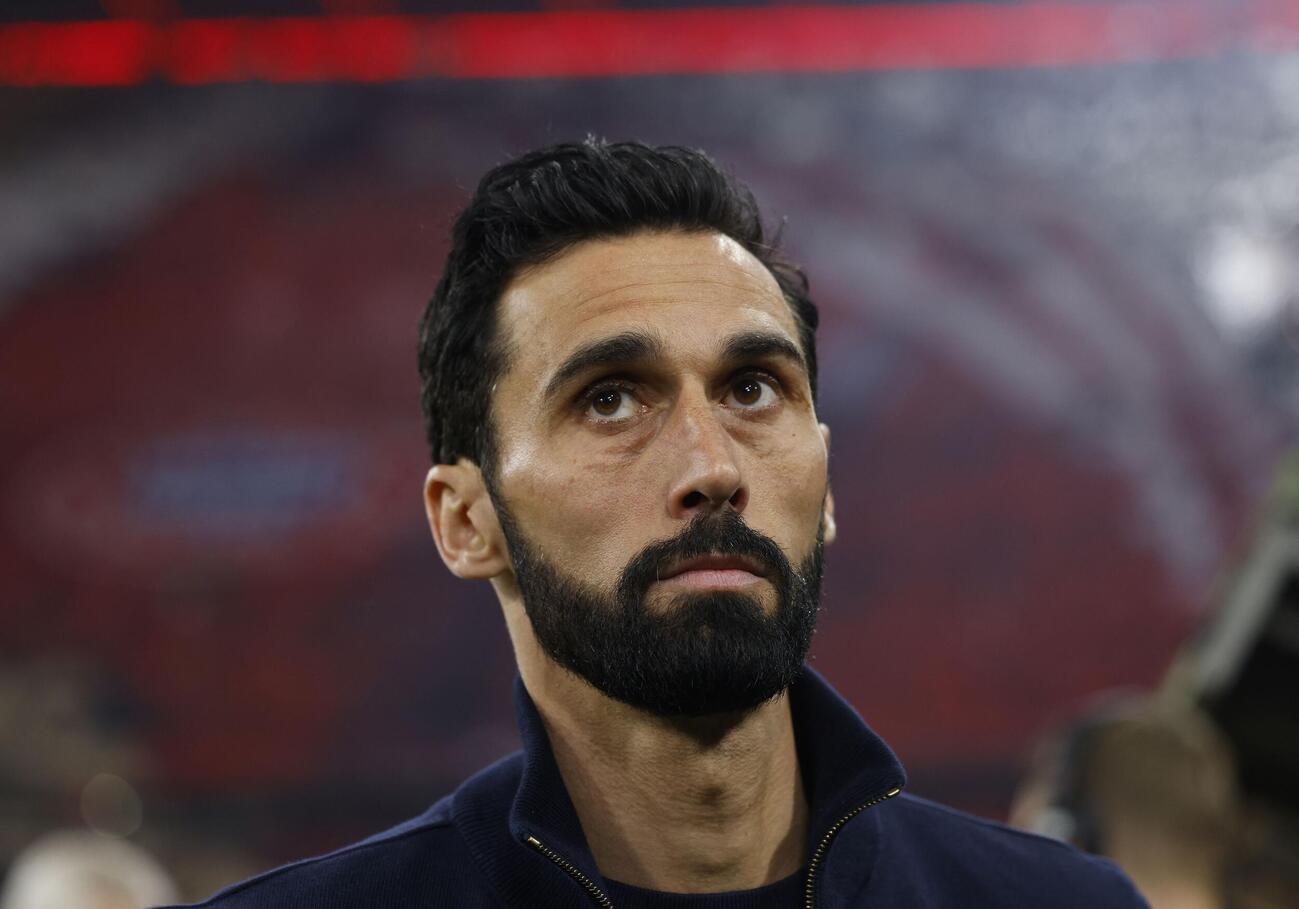 試合に臨むレアル・マドリードのアルベロア監督（ロイター）