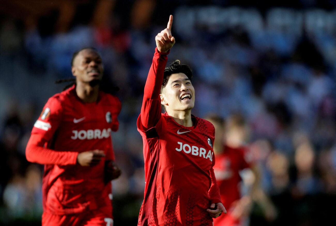 フライブルク対セルタ　3点目のゴールを決めて喜ぶフライブルク鈴木（ロイター）