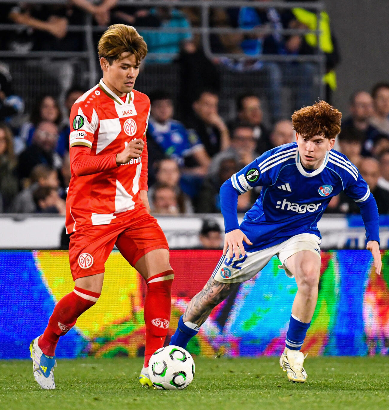 ストラスブール戦で攻め込むマインツの佐野海（左）（共同）