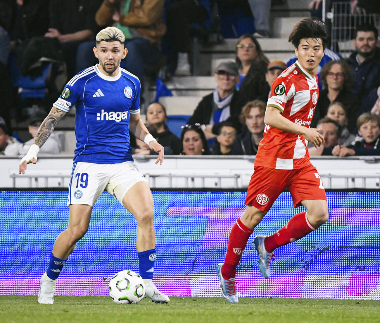 ストラスブール戦でプレーするマインツの川崎（右）（共同）