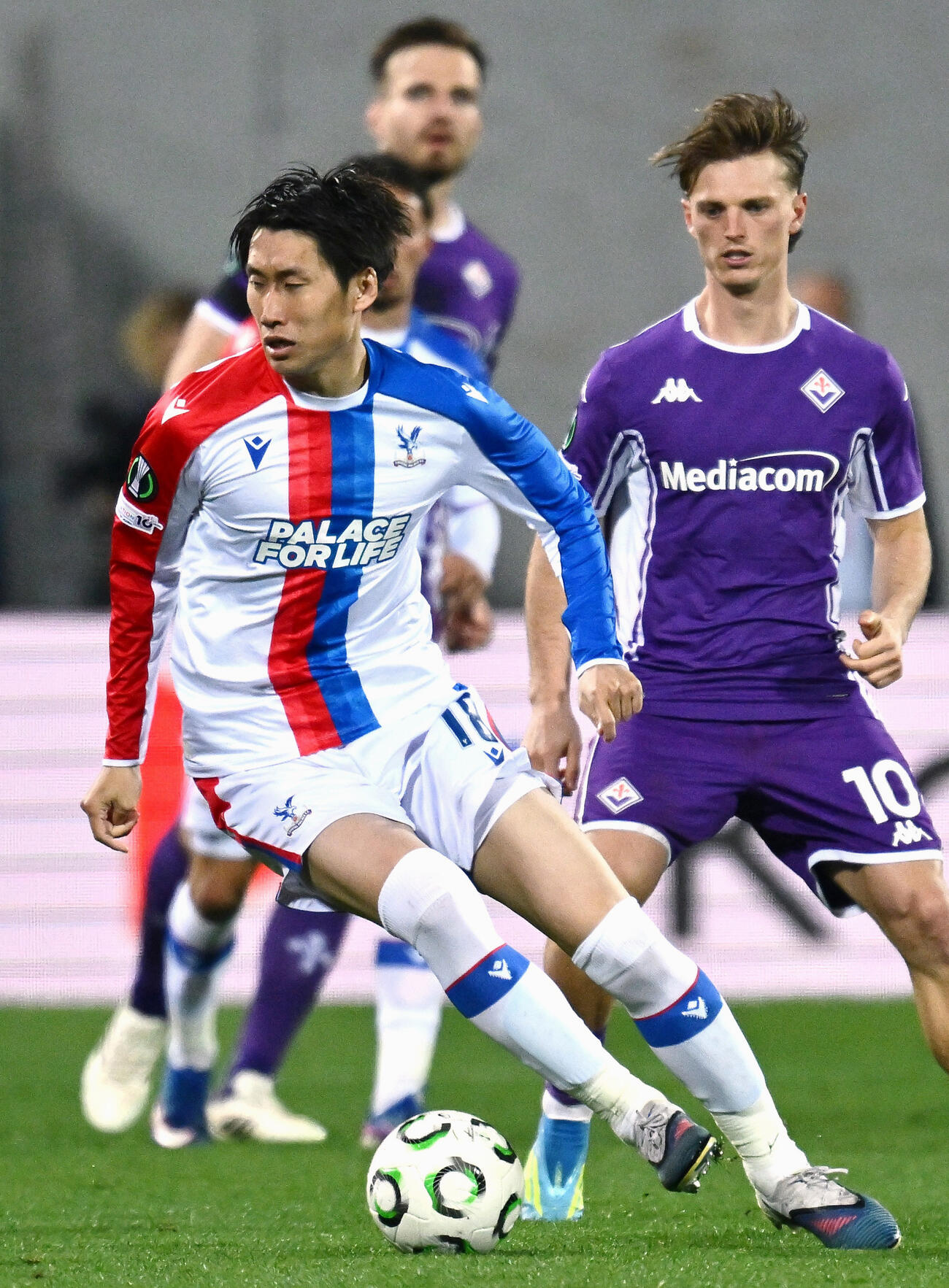 フィオレンティナ戦の後半、攻め込むクリスタルパレスの鎌田（共同）