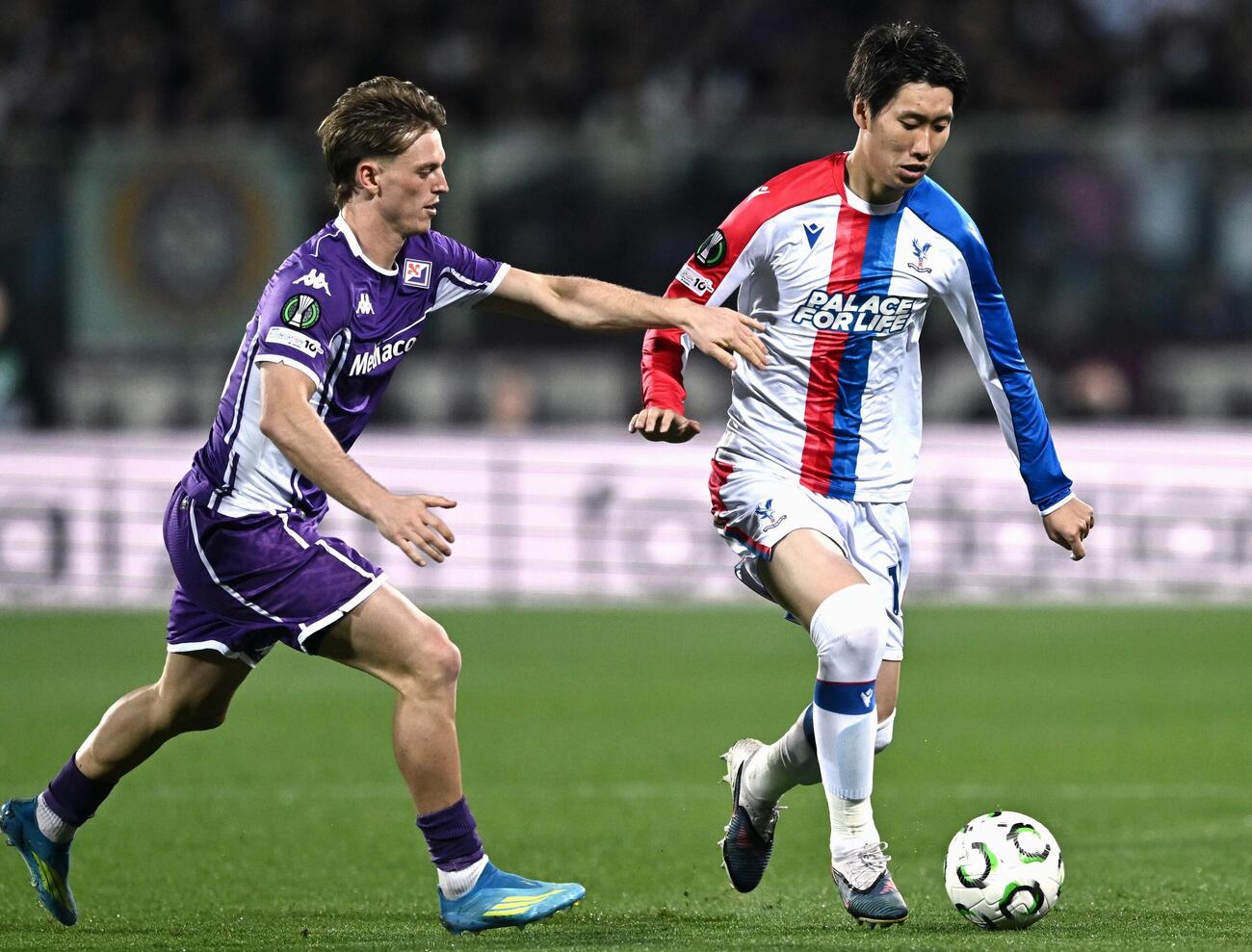 フィオレンティナ戦の後半、攻め込むクリスタルパレスの鎌田（右）（共同）