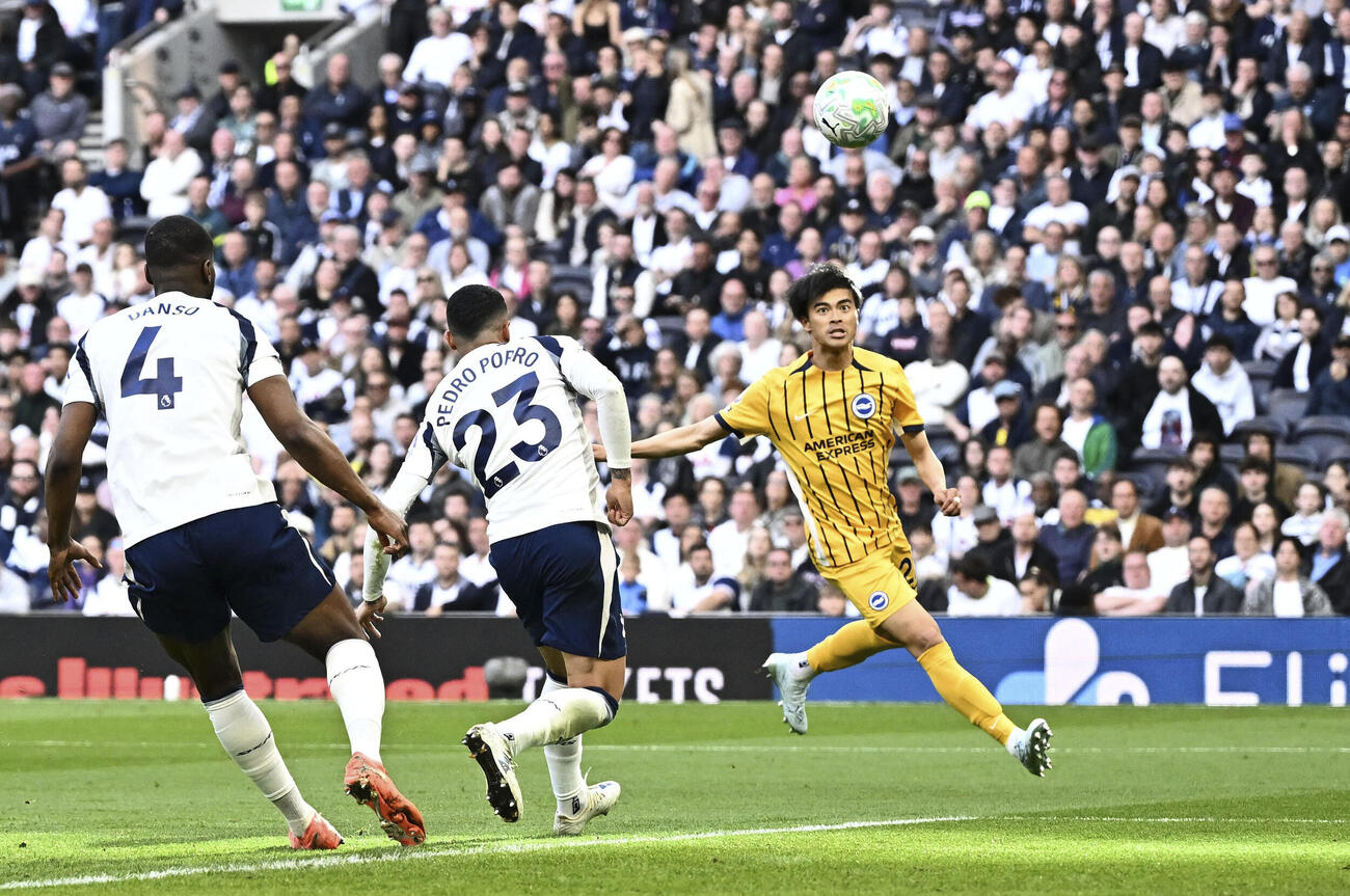 トットナム戦の前半終了間際、ゴールを決めるブライトンの三笘＝ロンドン（ロイター＝共同）