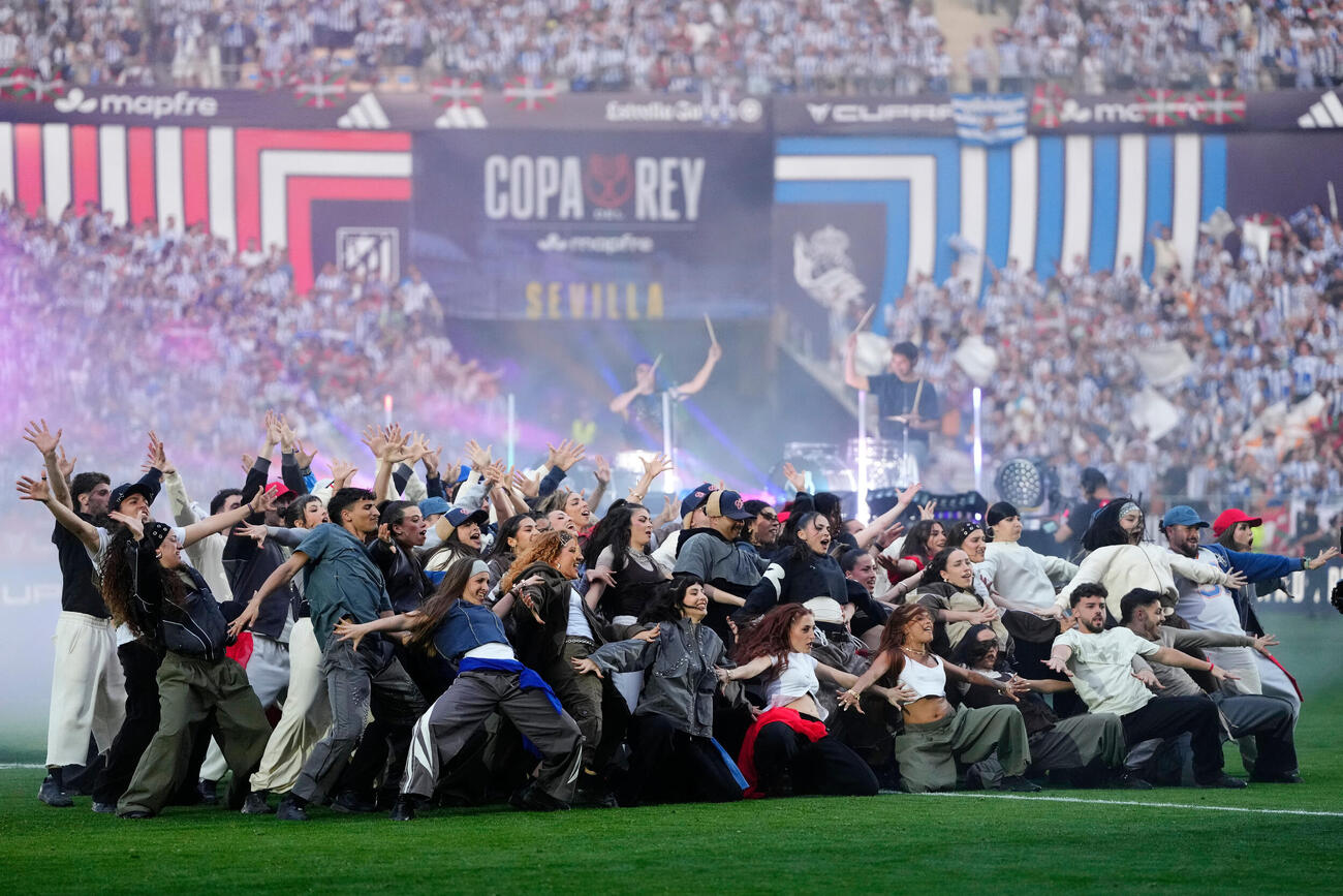 スペイン国王杯決勝の前にパフォーマンスを見せるダンサーたち（AP）