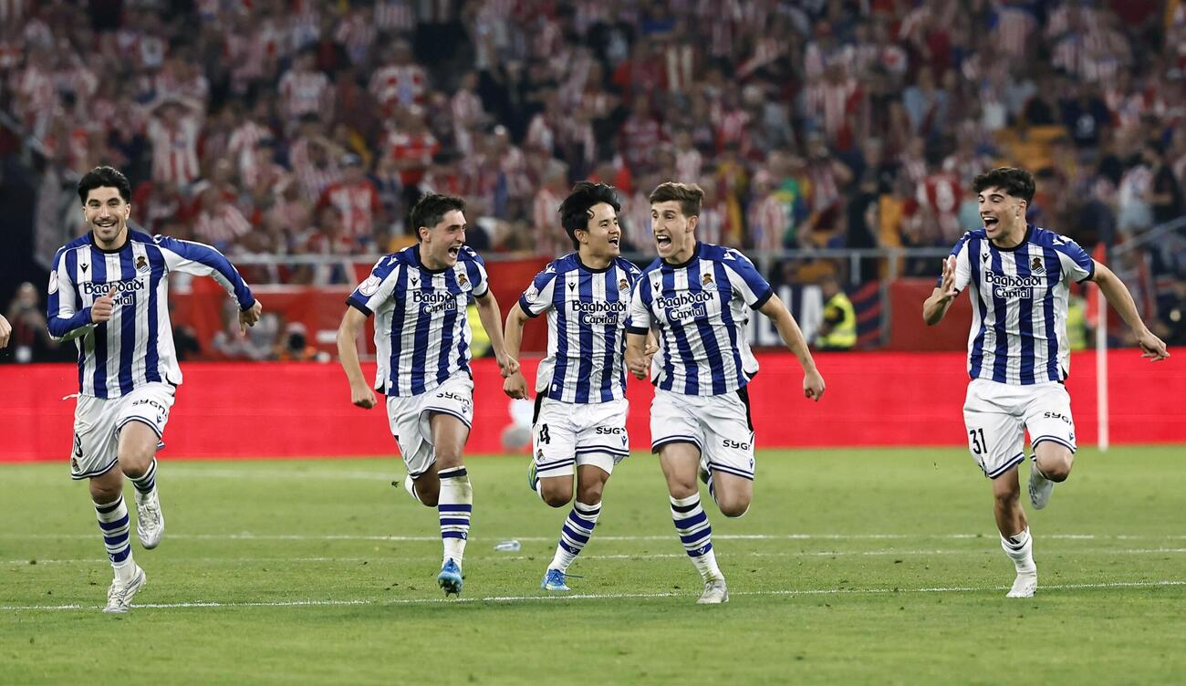PK戦の末にスペイン国王杯で優勝を決め、駆け出すレアル・ソシエダードの久保（中央）ら（共同）