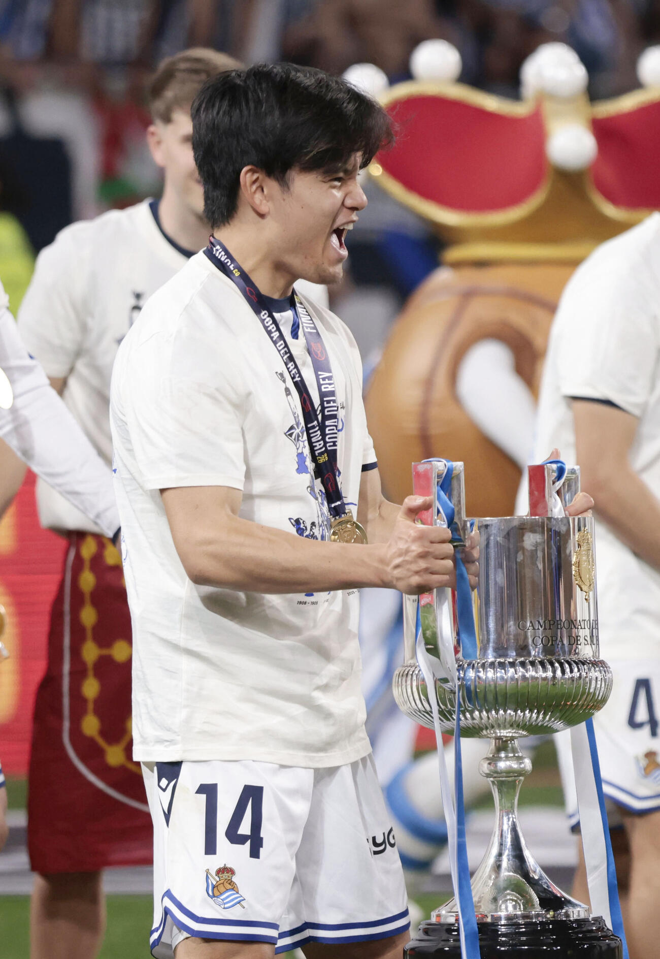 スペイン国王杯を制し喜ぶレアル・ソシエダードの久保＝セビリア（共同）