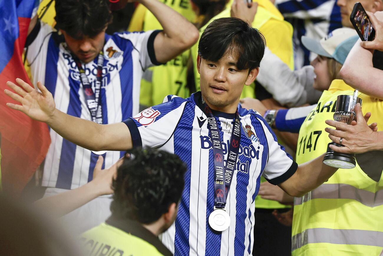 スペイン国王杯を制し喜ぶレアル・ソシエダードの久保＝セビリア（共同）