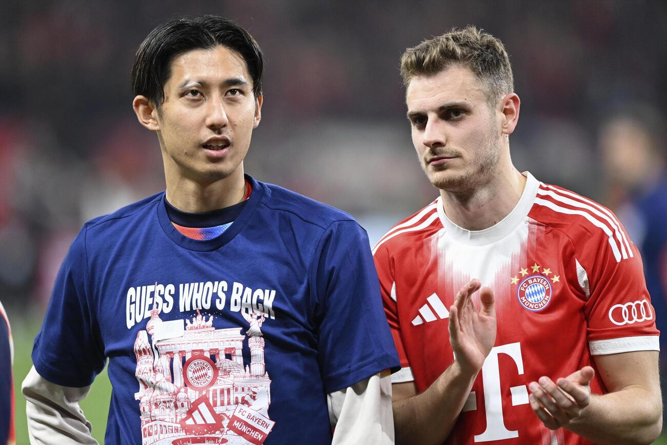 レーバークーゼン戦で勝利しチームメートと喜ぶバイエルン・ミュンヘンの伊藤（左）。出場機会はなかった＝レーバークーゼン（共同）