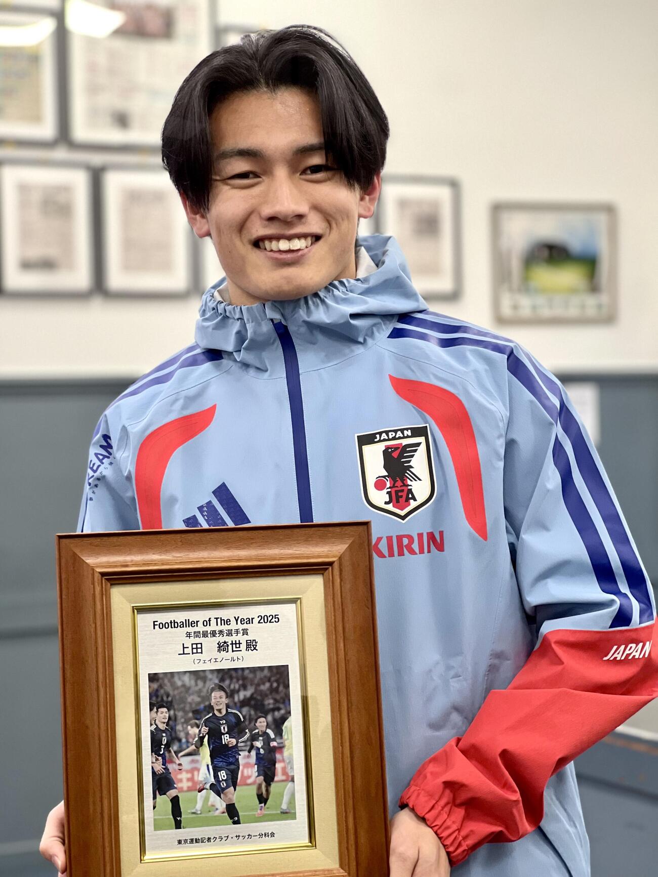 全国のサッカー担当記者投票による2025年度フットボーラー・オブ・ザ・イヤー（年間最優秀選手）を初受賞した日本代表FW上田綺世（2026年3月）