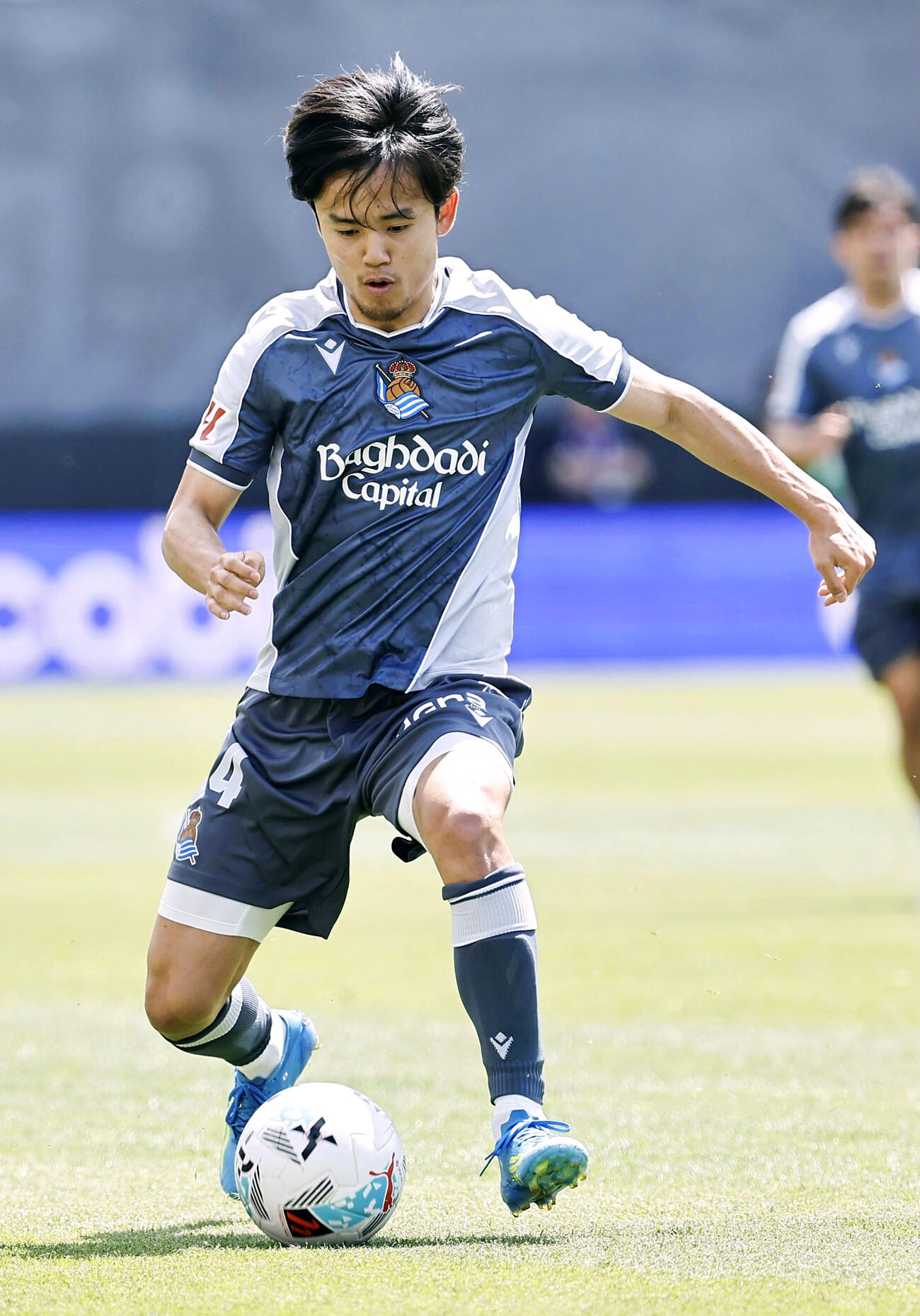 ラヨ・バリェカノ戦で攻め込むレアル・ソシエダードの久保（共同）