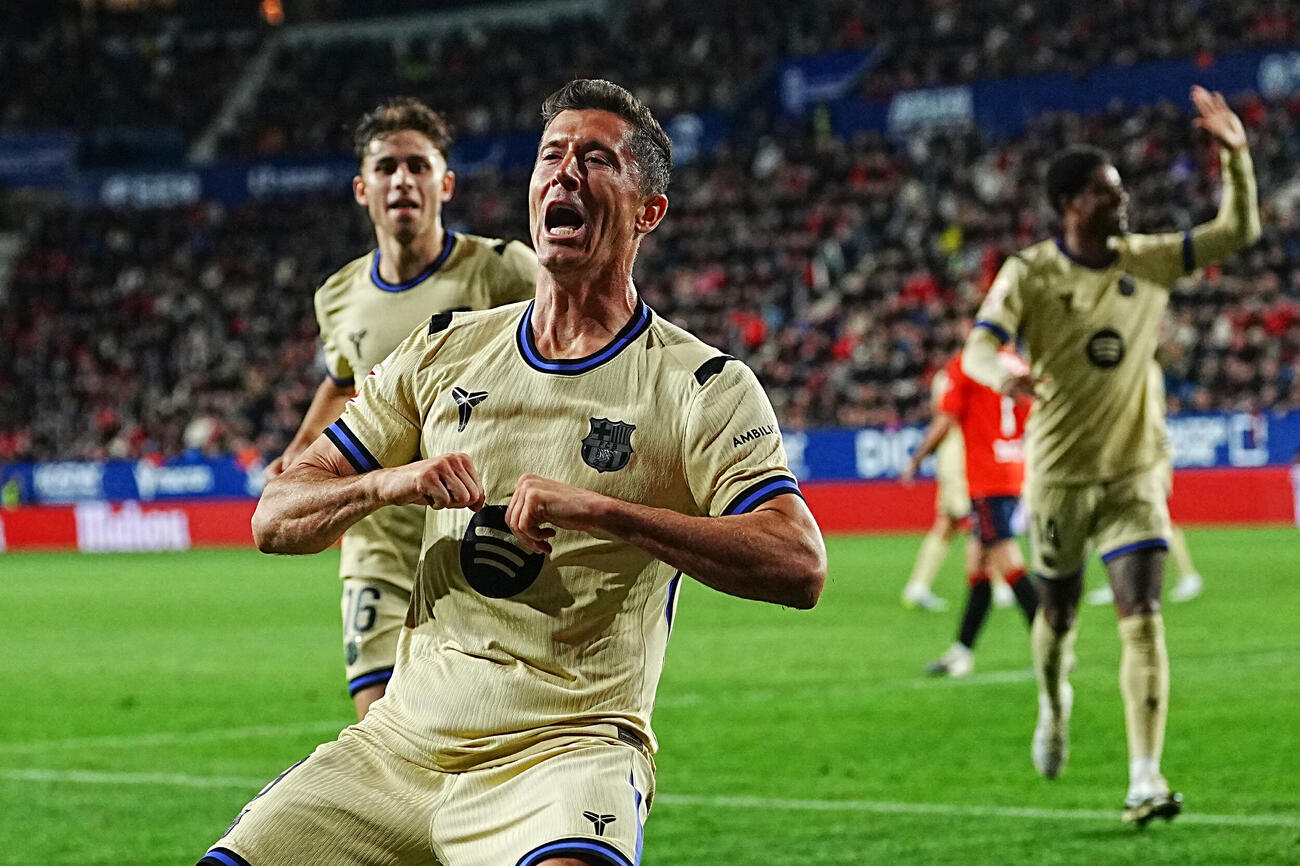 Barcelona's Robert Lewandowski celebrates after scoring his side's opening goal during a Spanish La Liga soccer match between Osasuna and Barcelona in Pamplona, Spain, Saturday, May 2, 2026. (AP Photo／Miguel Oses)