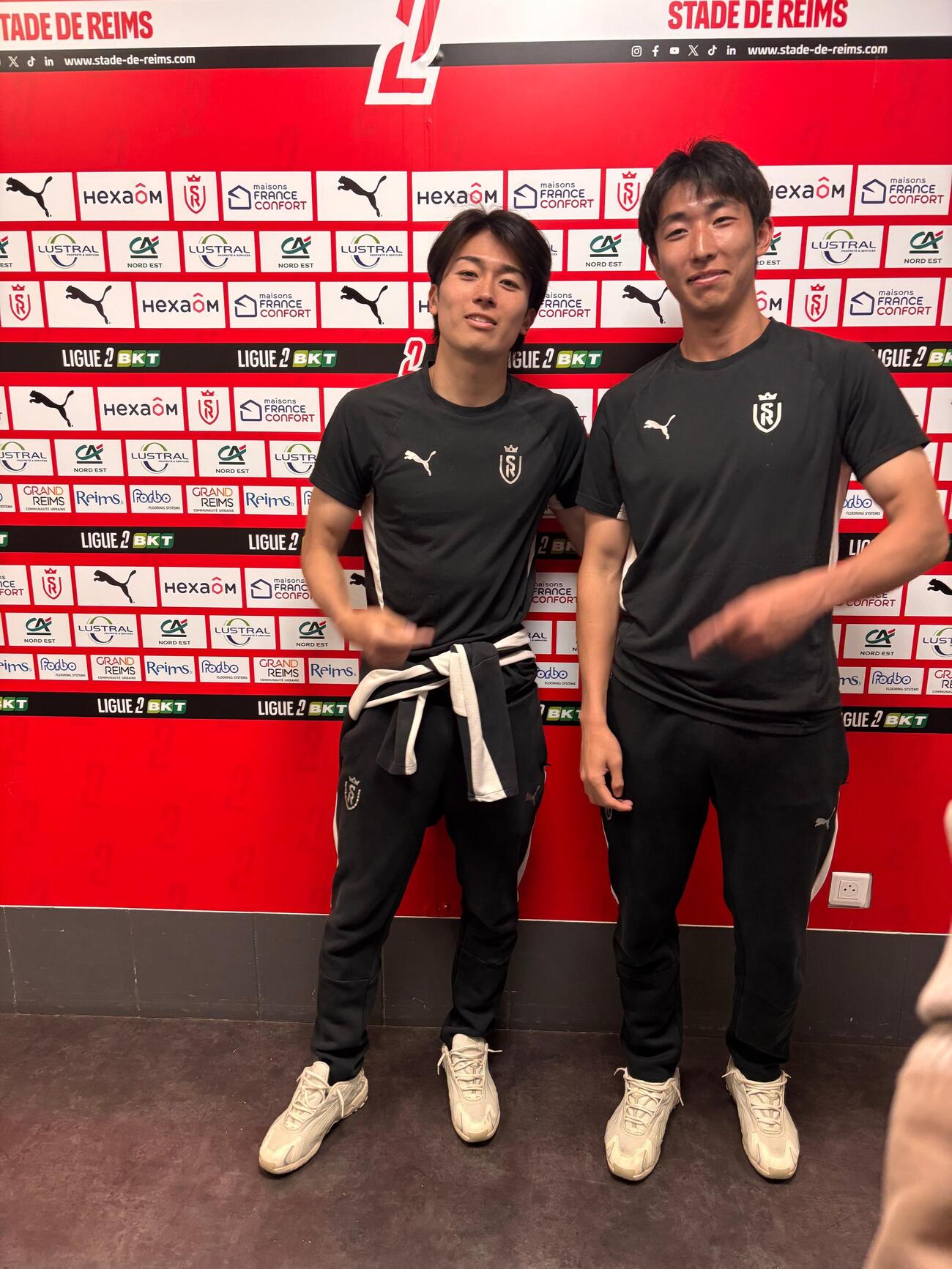 フランス2部リーグ　スタッド・ランス対ポー　試合後、取材に応じるスタッド・ランス中村敬斗（左）と関根大輝