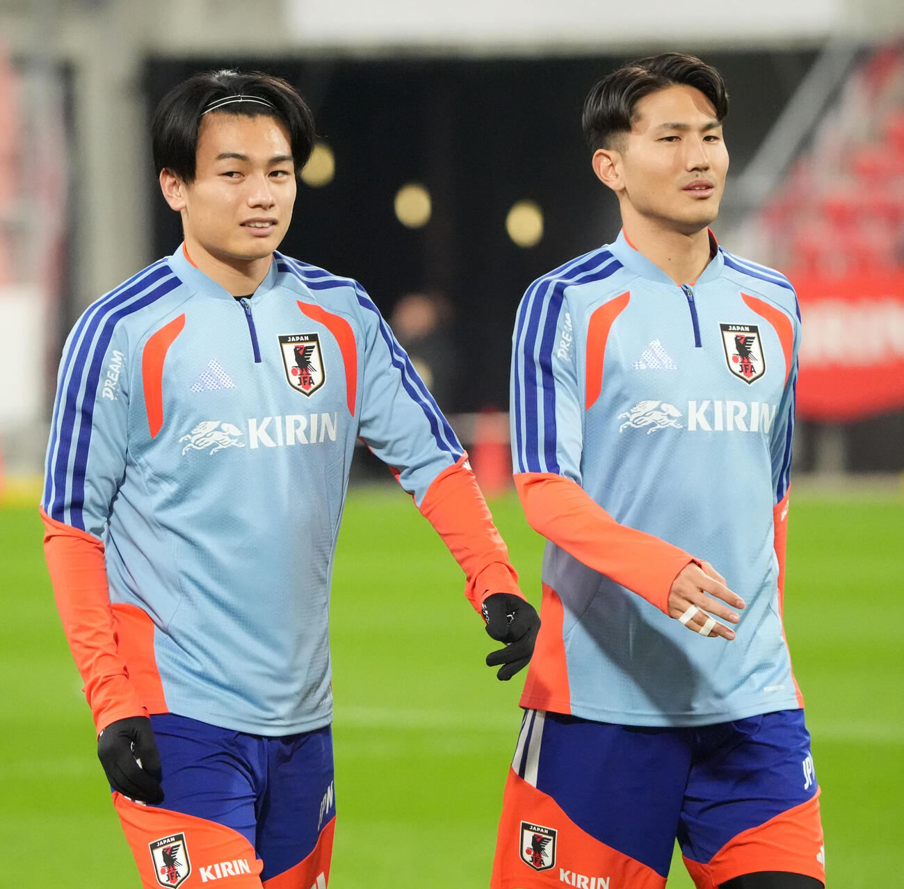 上田綺世（左）と渡辺剛（2025年撮影）