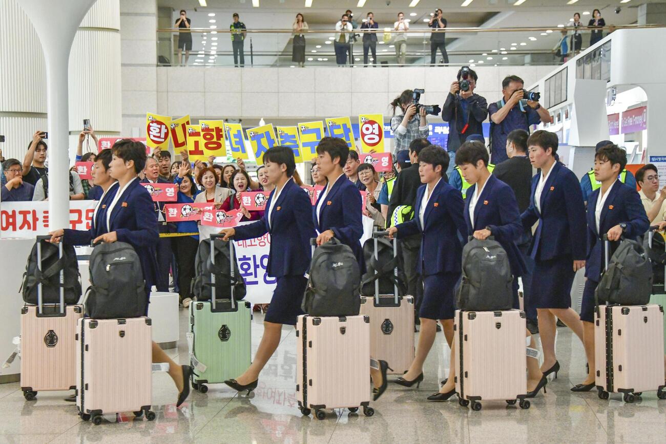 17日、韓国の仁川国際空港に到着した北朝鮮の女子サッカー選手ら（共同）