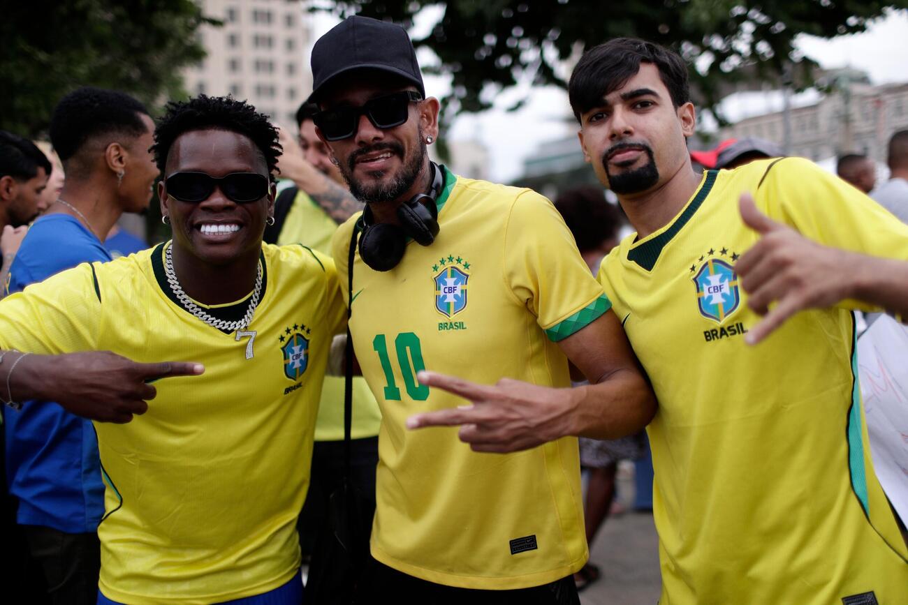 ブラジル代表のW杯メンバー発表に先立ち、リオデジャネイロで代表選手のヴィニシウス・ジュニオール（左）、ネイマール（中央）、ルーカス・パケタのそっくりさんが写真撮影に応じた（AP）