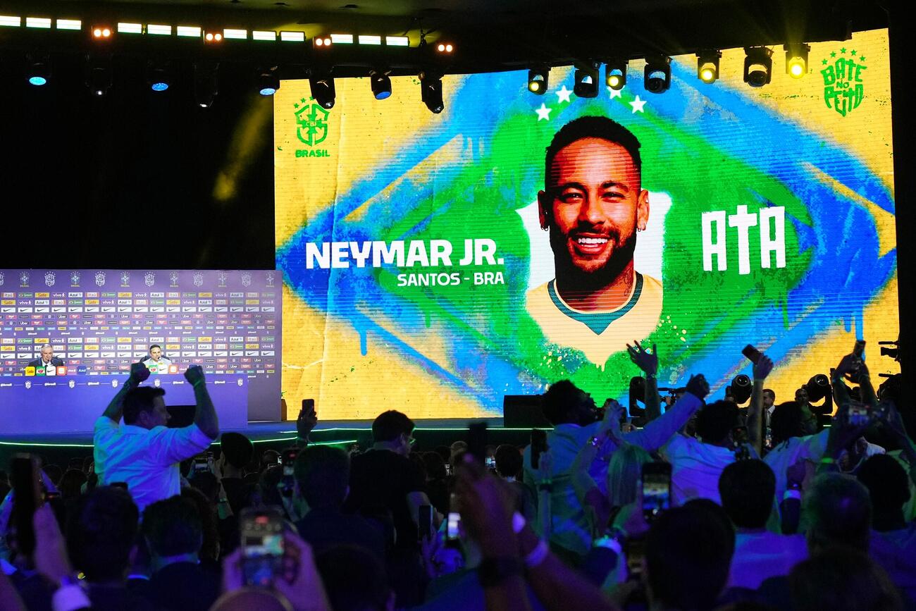 ブラジル代表のアンチェロッティ監督がネイマールをW杯メンバーに選出し、沸くリオデジャネイロの記者会見会場（AP）