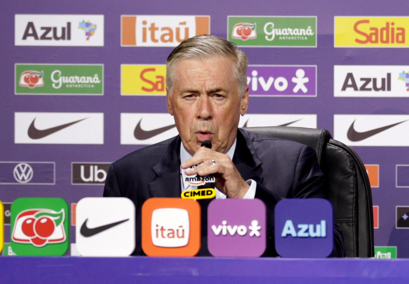 リオデジャネイロの記者会見場でW杯代表メンバーを発表するブラジル代表のアンチェロッティ監督（ロイター）