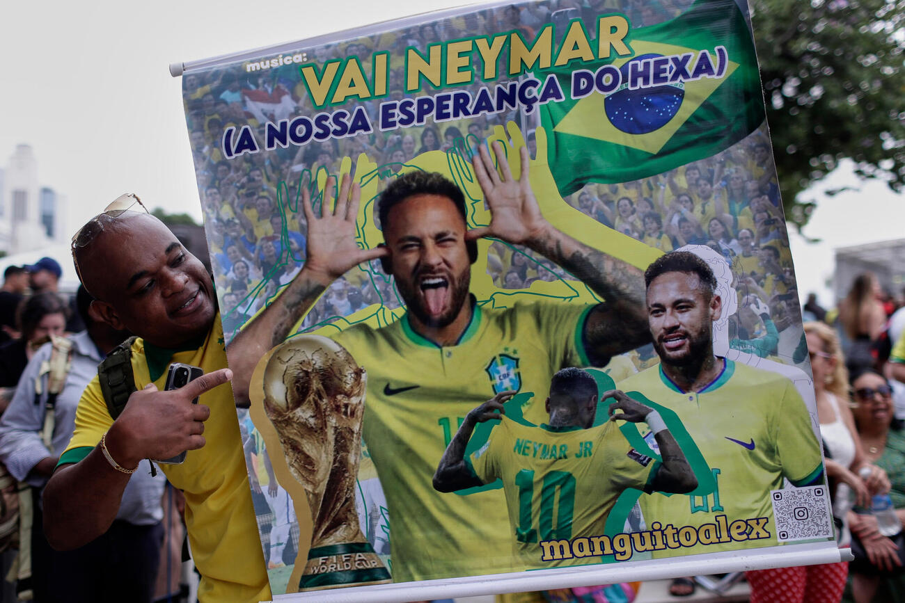 「GO ネイマール ブラジル6度目のW杯制覇への希望」と書かれたプラカードを掲げるリオデジャネイロのファン（AP）