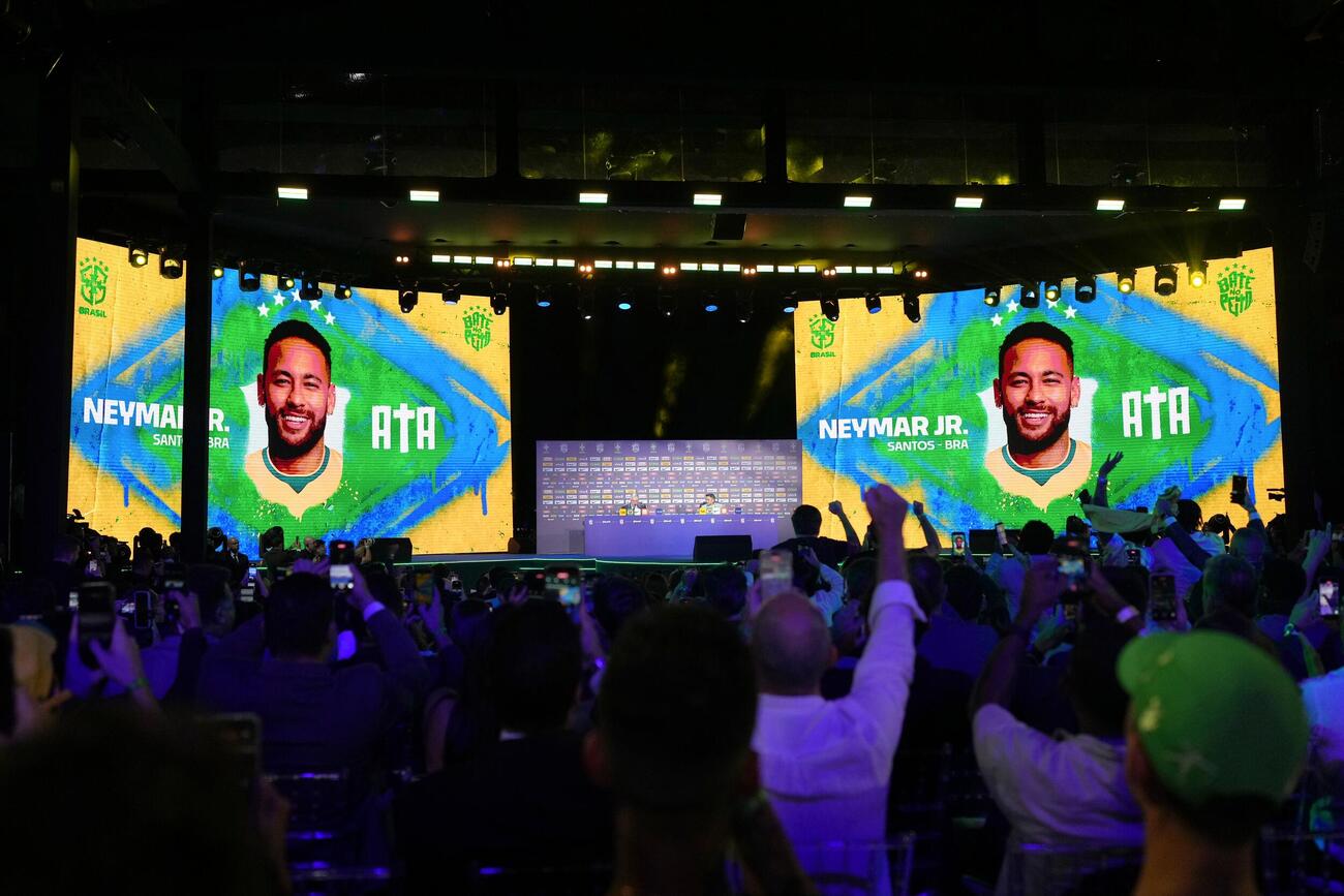 ブラジル代表のアンチェロッティ監督がネイマールをW杯メンバーに選出し、沸くリオデジャネイロの記者会見会場（AP）