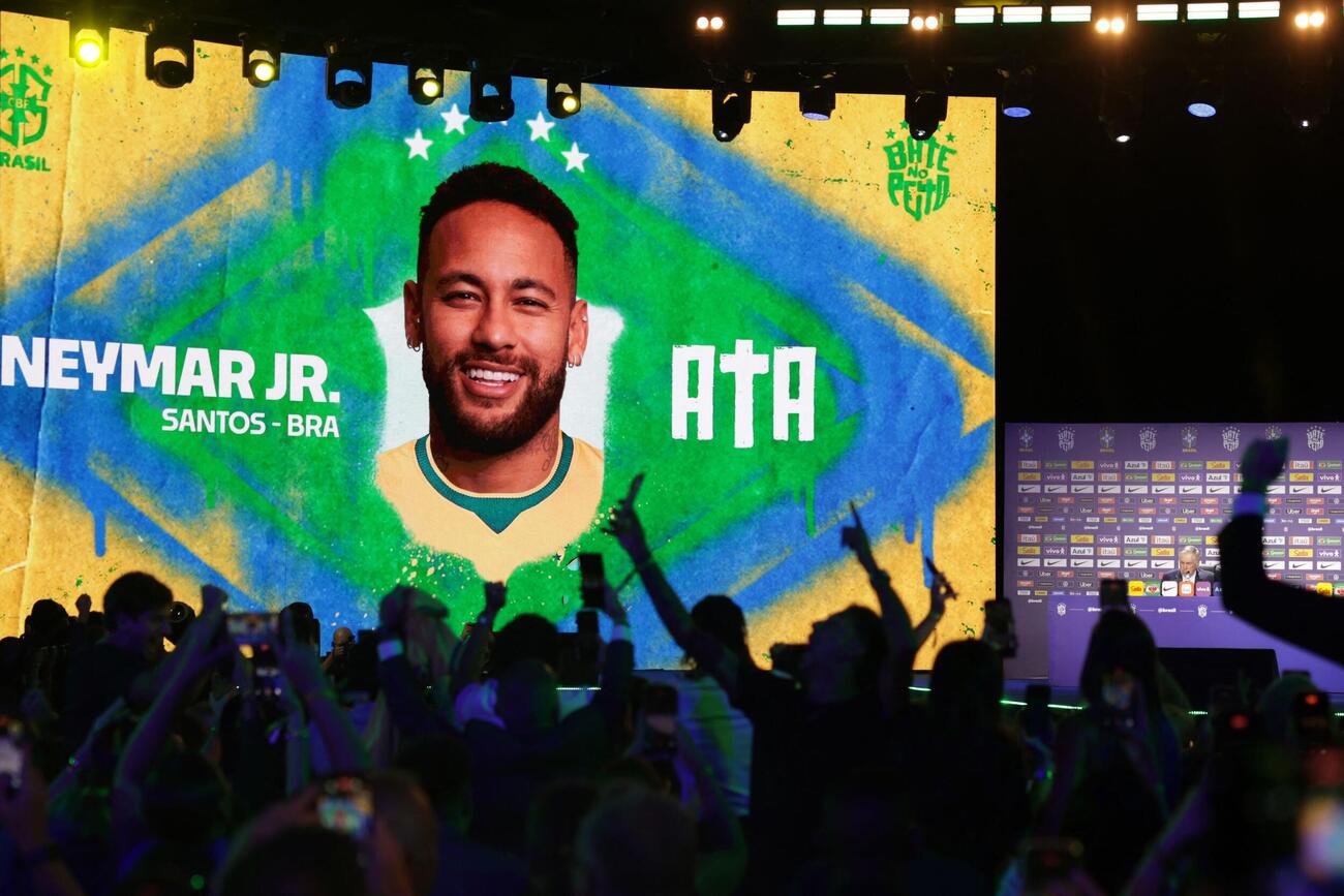 ブラジル代表のアンチェロッティ監督がネイマールをW杯メンバーに選出し、沸くリオデジャネイロの記者会見会場（ロイター）