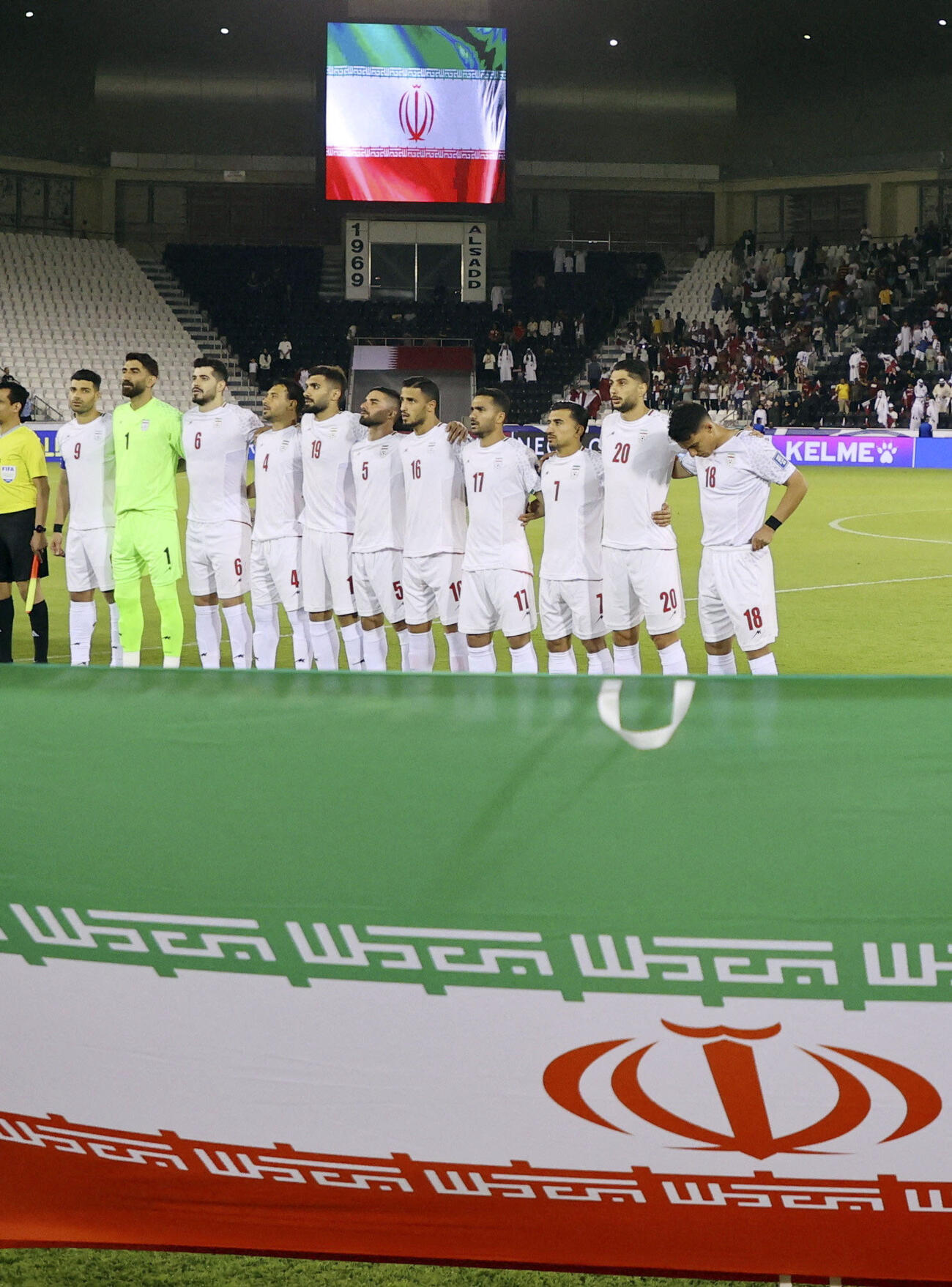 2025年6月、サッカーW杯アジア予選カタール戦を前に国歌を聞くイラン代表（ロイター＝共同）