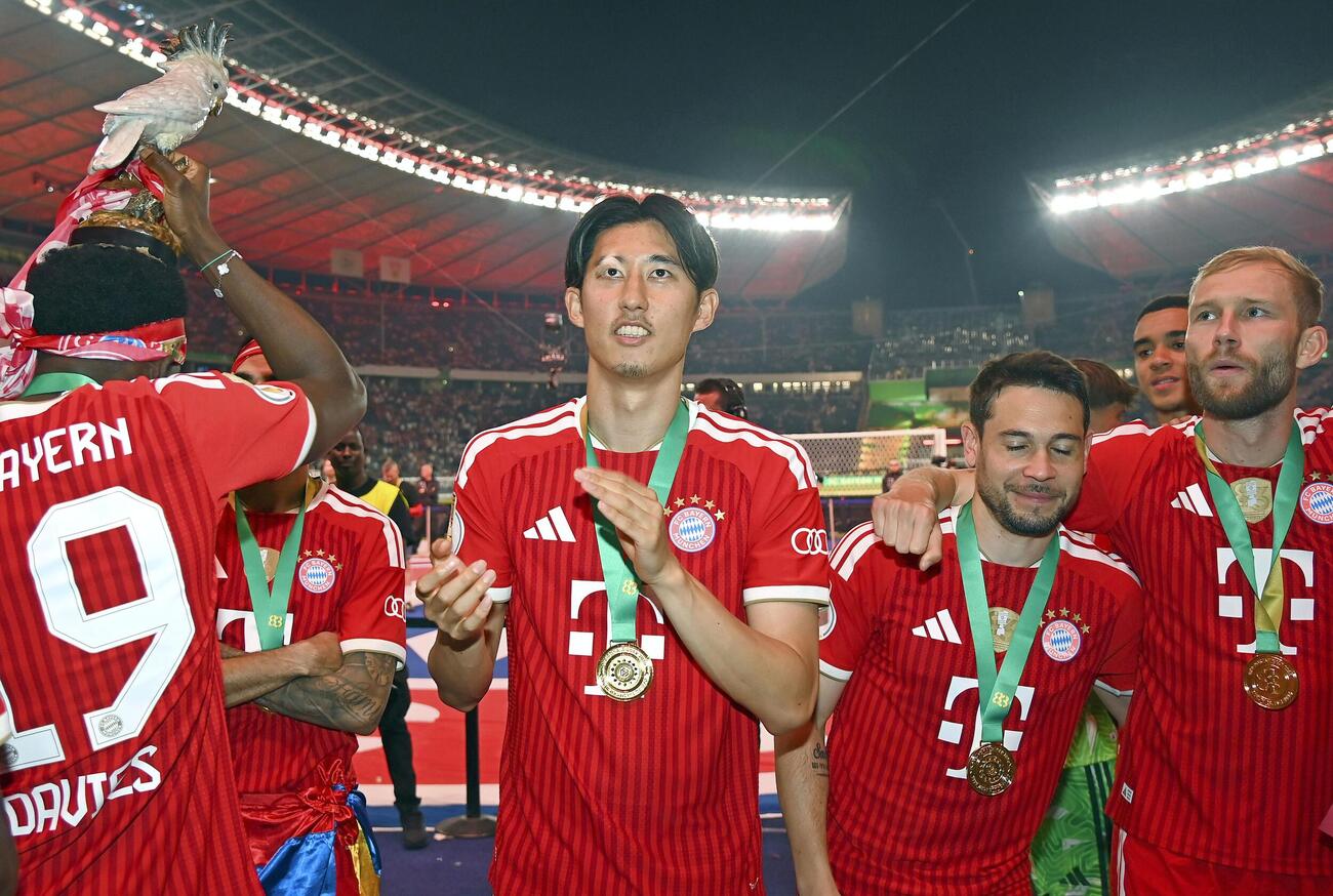 ドイツ杯で優勝しチームメートと喜ぶバイエルン・ミュンヘンの伊藤（中央）＝ベルリン（共同）