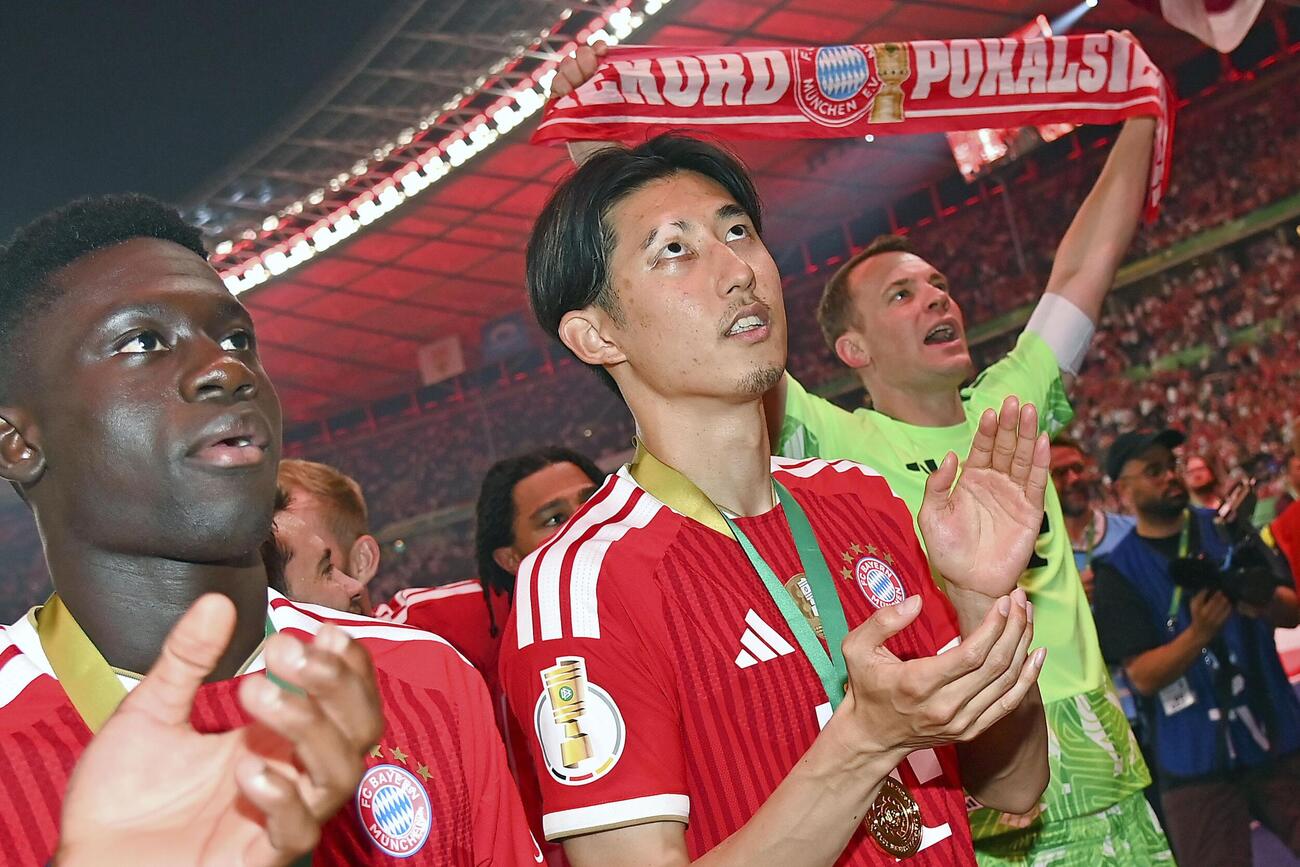 ドイツ杯で優勝しチームメートと喜ぶバイエルン・ミュンヘンの伊藤（中央）＝ベルリン（共同）