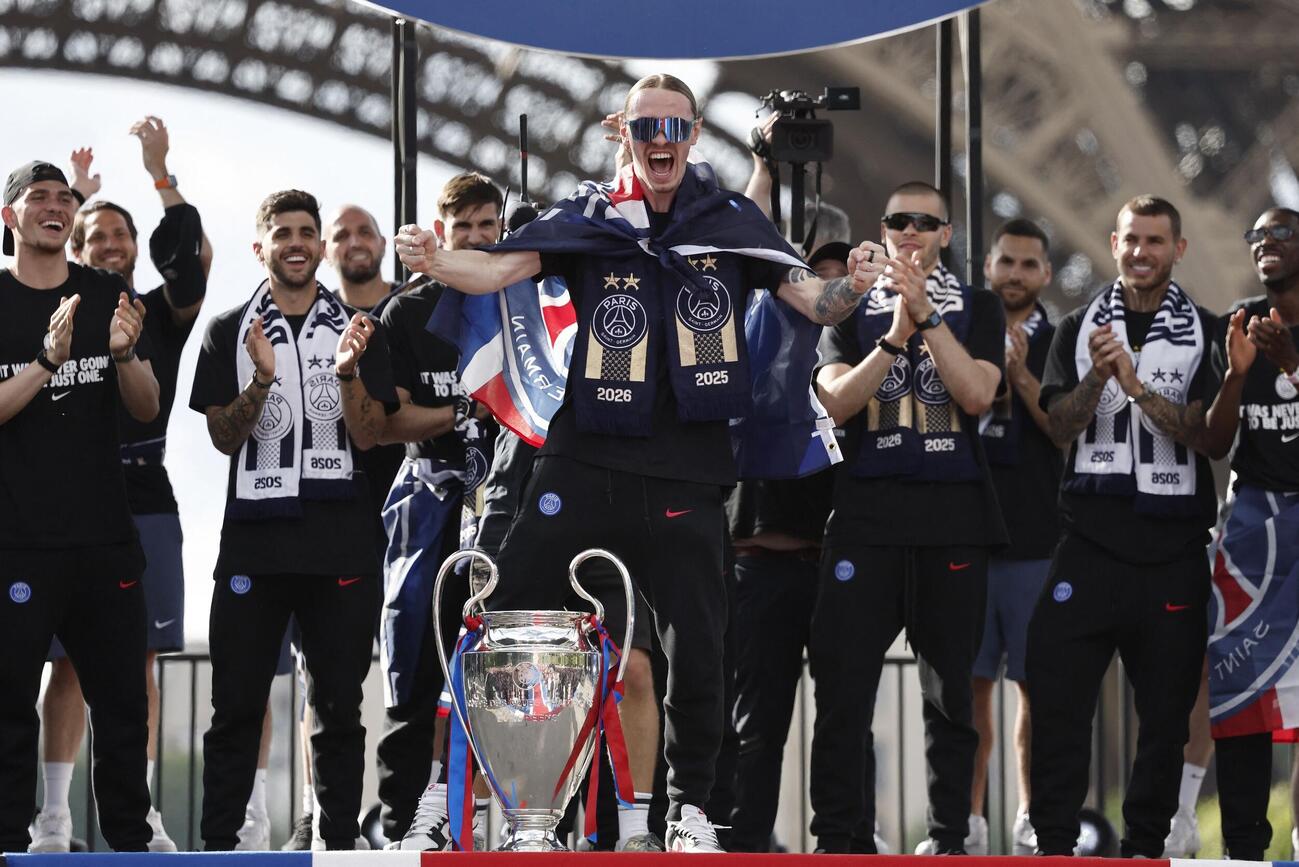 2026年5月31日、サッカー欧州チャンピオンズリーグで優勝を祝うパリ・サンジェルマンGKマトベイ・サフォノフら（ロイター）