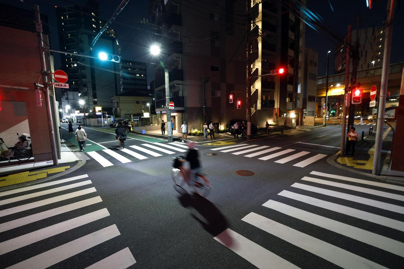 サッカーの三笘薫選手が運転する車と自転車が衝突したとみられる交差点＝8日午後7時50分、東京都板橋区(共同)