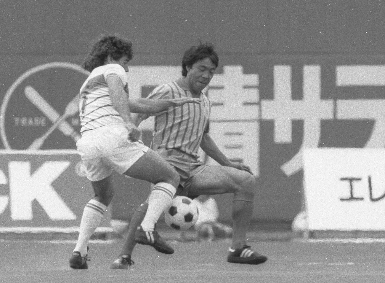 奥寺康彦（右）と激しいボールの奪い合いをするケビン・キーガンさん（1985年撮影）