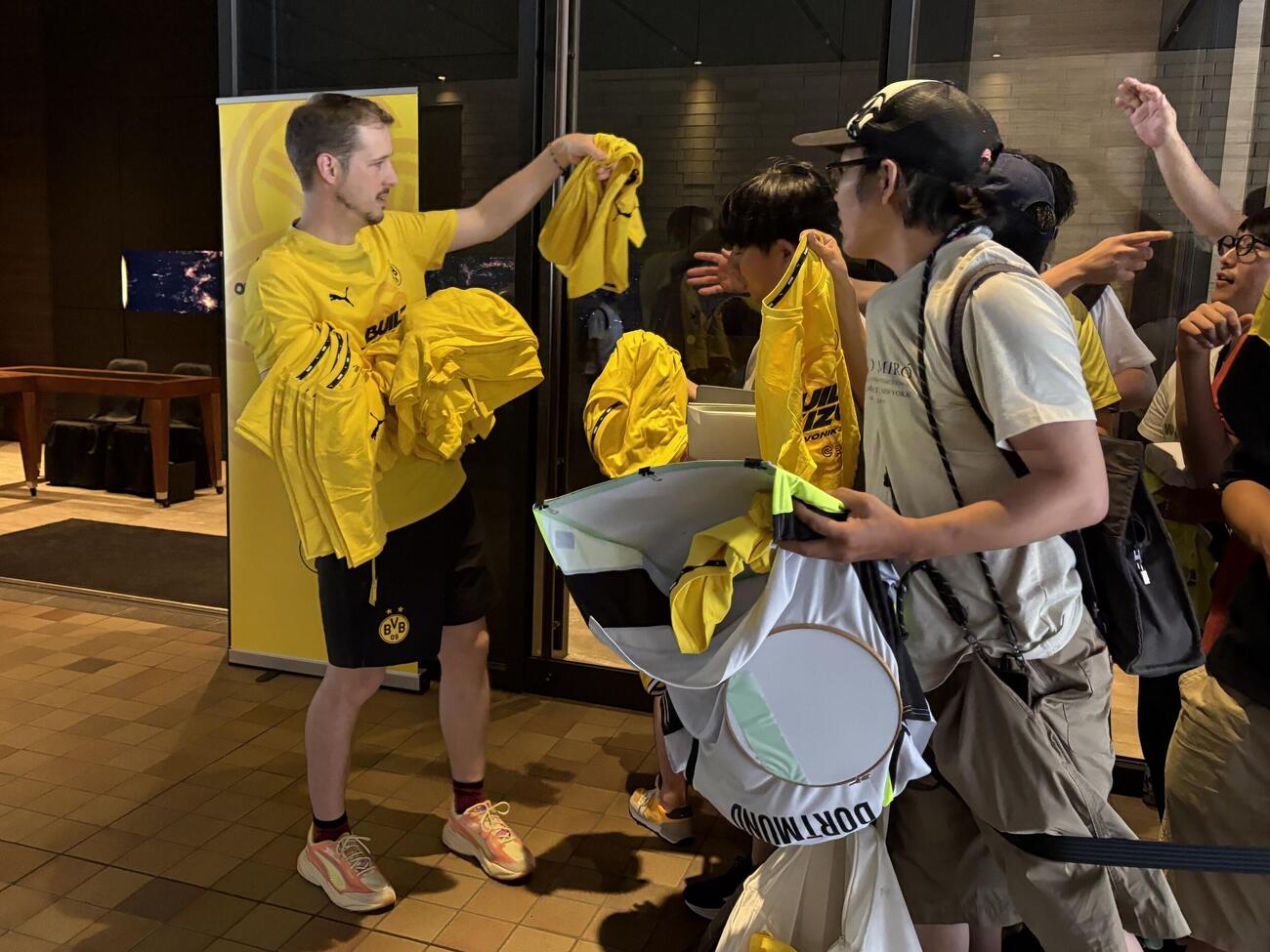 Tシャツを配布するドルトムントのスタッフ