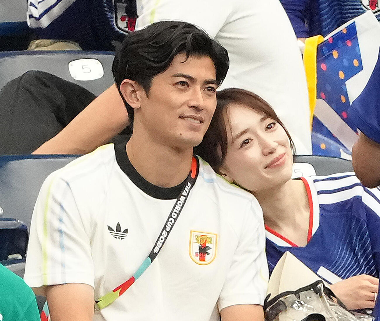 谷口彰悟と妻の泉里香（2026年6月撮影）